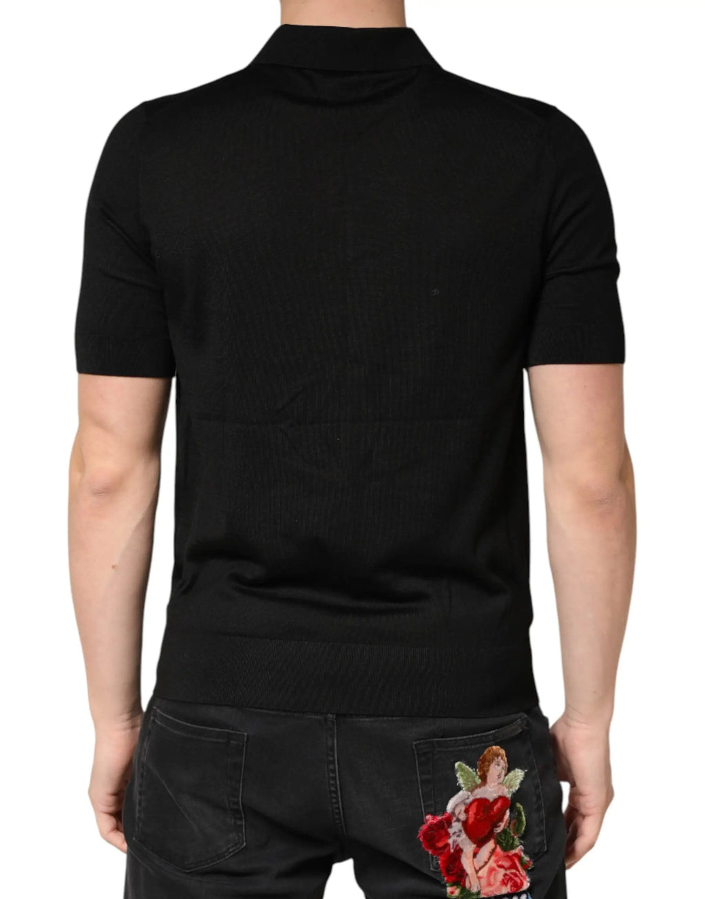 Vue arrière d un polo dolce & gabbana noir en soie à manches courtes avec col montant et broderie rose rouge sur la poche arrière