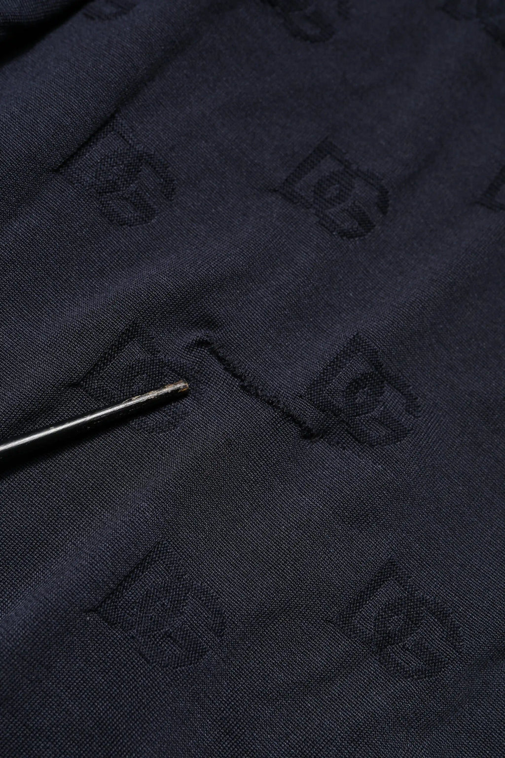 Tissu marine foncé avec motif logo embossé subtil sur sweat col rond en soie noir dolce & gabbana