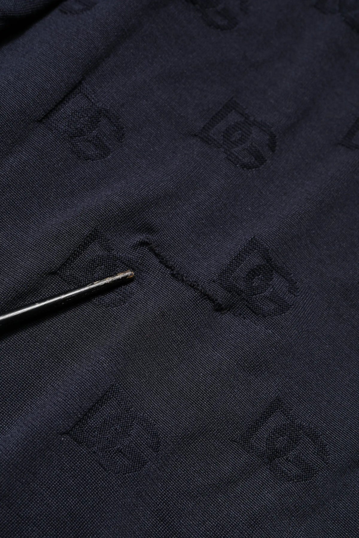 Tissu marine foncé avec motif logo embossé subtil sur sweat col rond en soie noir dolce & gabbana