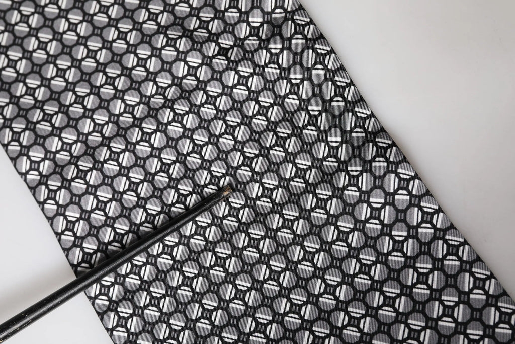 Foulard dolce & gabbana en soie noire avec motif géométrique blanc et noir à franges 140cm x 15cm