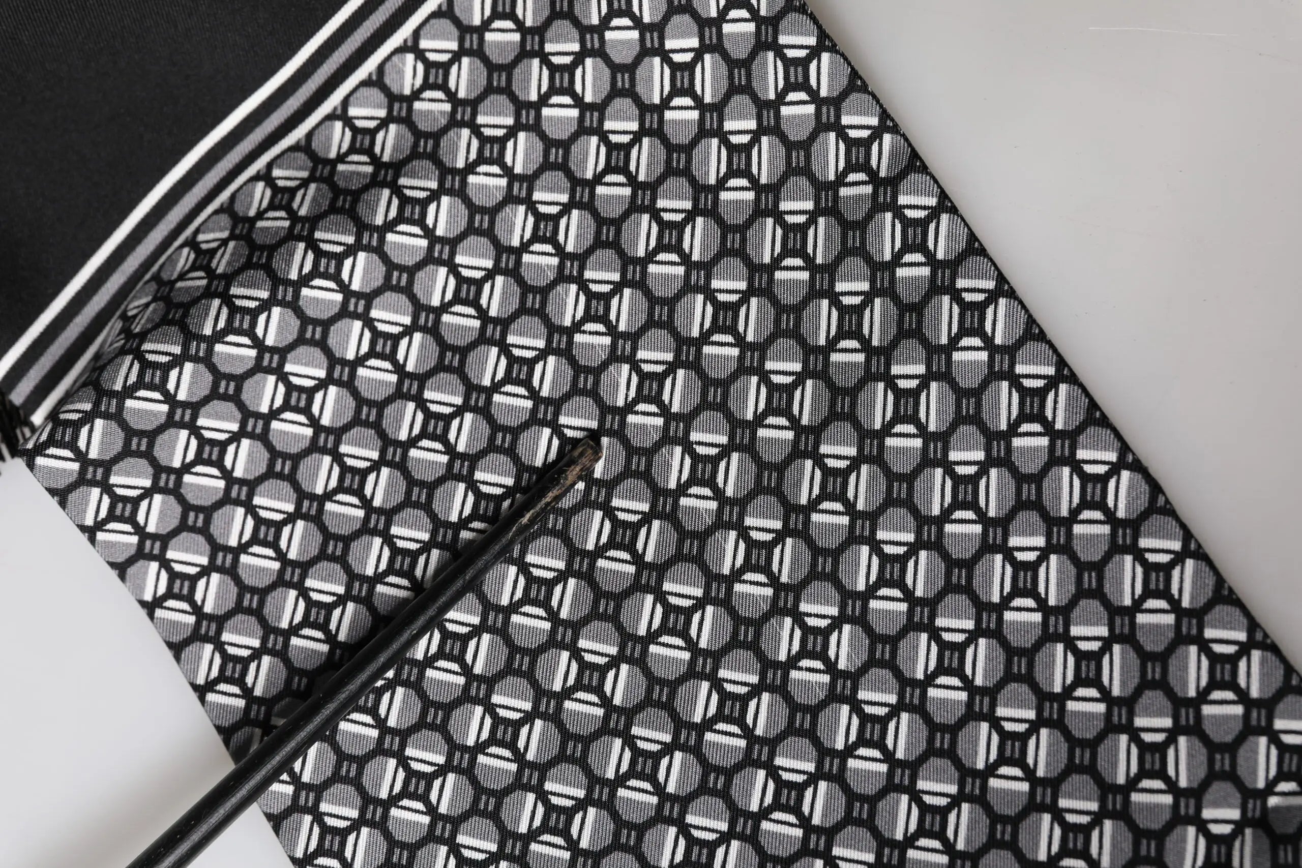 Foulard dolce & gabbana en soie noire à motifs géométriques blancs avec imprimé hexagonal mesh 140cm x 15cm