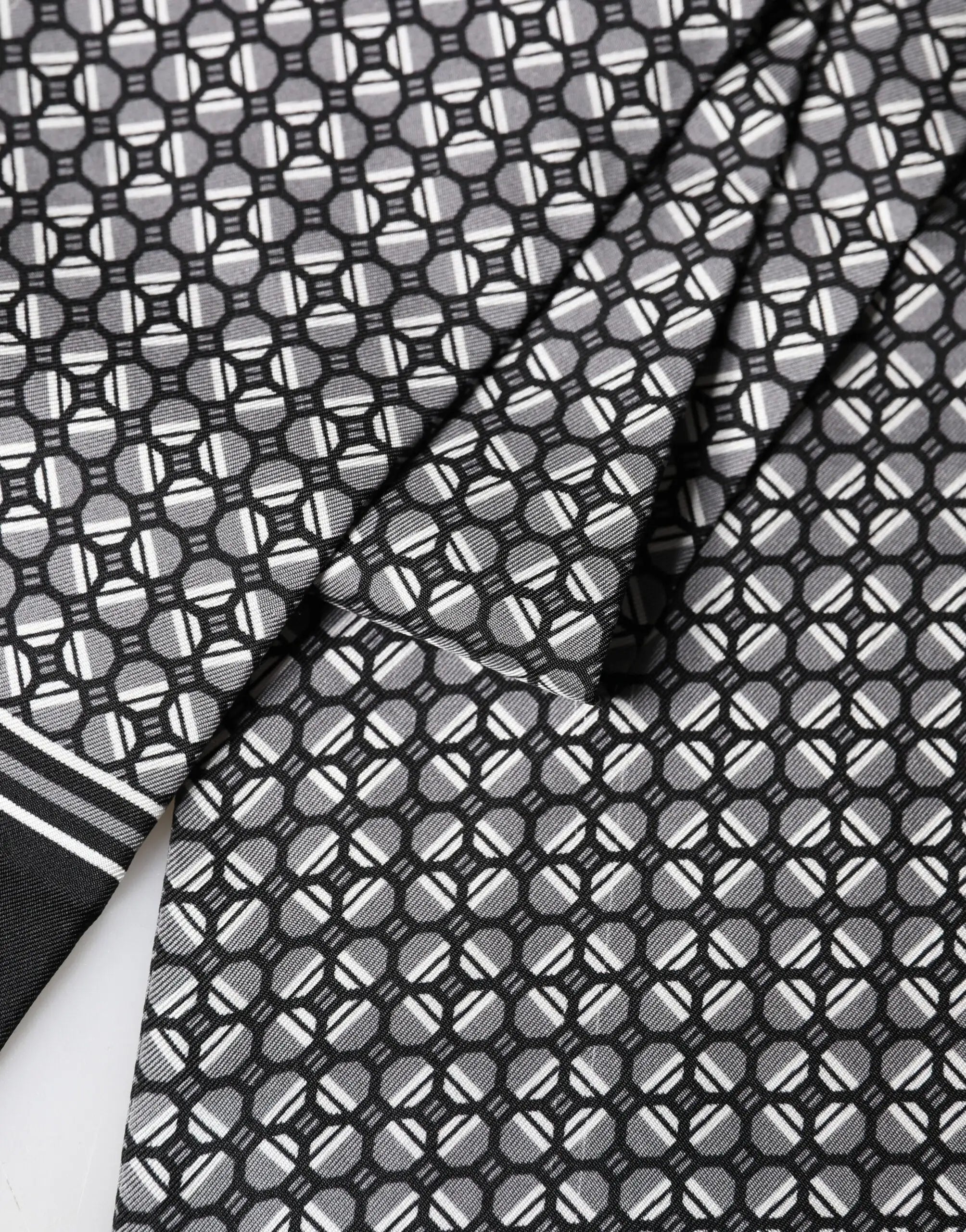 Foulard en soie noire dolce gabbana avec motif géométrique en noir et blanc et franges 140cm x 15cm