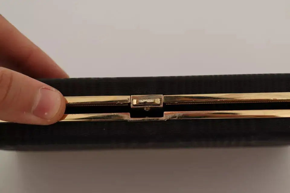 Dolce & Gabbana clutch noir en soie texturée avec fermoir métal doré pour soirée ou événement élégant