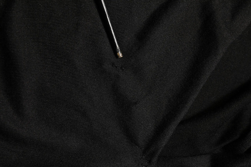Blouse noire drapée en soie dolce & gabbana avec tissu en maille texturée noire et tirette de fermeture métallique