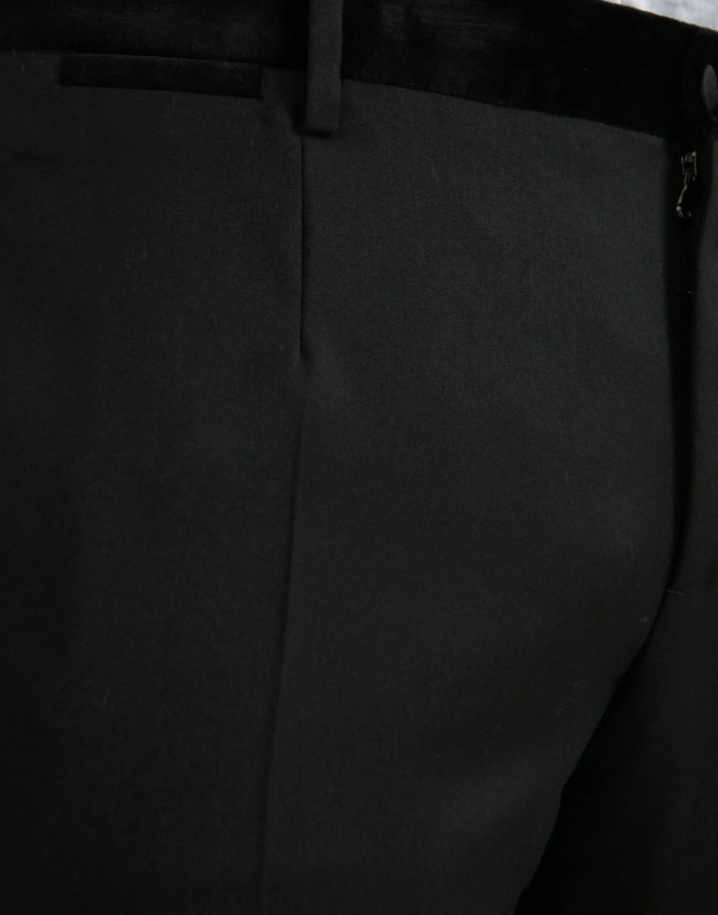 Pantalon slim noir en soie pour homme dolce et gabbana avec coupe structurée et pli subtil sur la couture avant