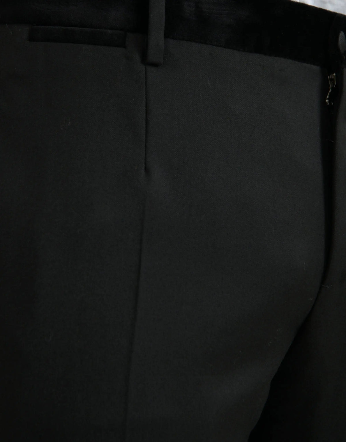 Pantalon slim noir en soie pour homme dolce et gabbana avec coupe structurée et pli subtil sur la couture avant