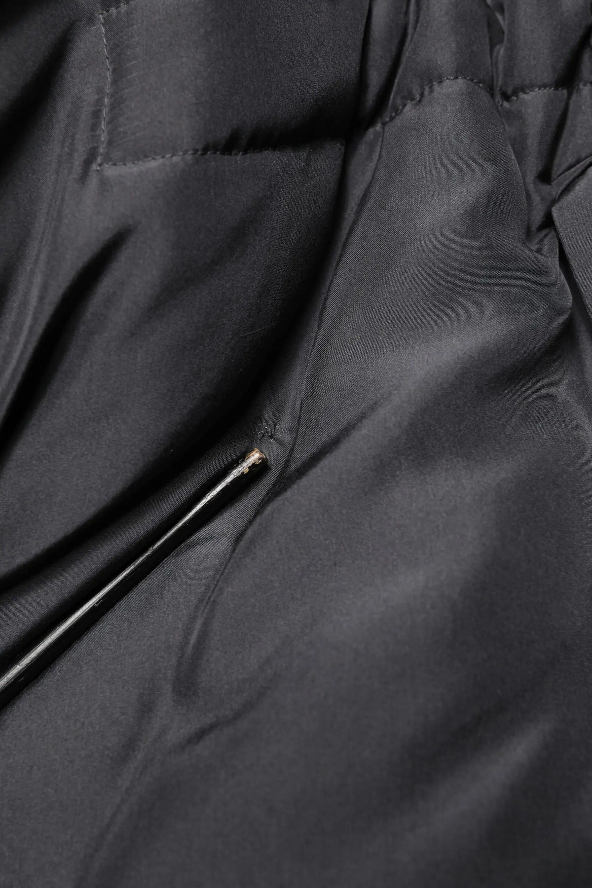 Dolce & gabbana parka homme noire en satin matelassée avec finitions soyeuses et coutures visibles
