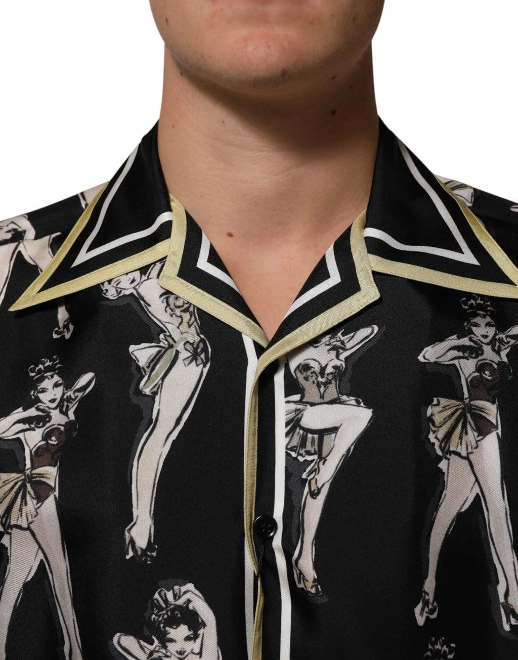 Chemise noire dolce & gabbana en soie avec imprimé pin up stylisé blanc crème et col plastron or élégant