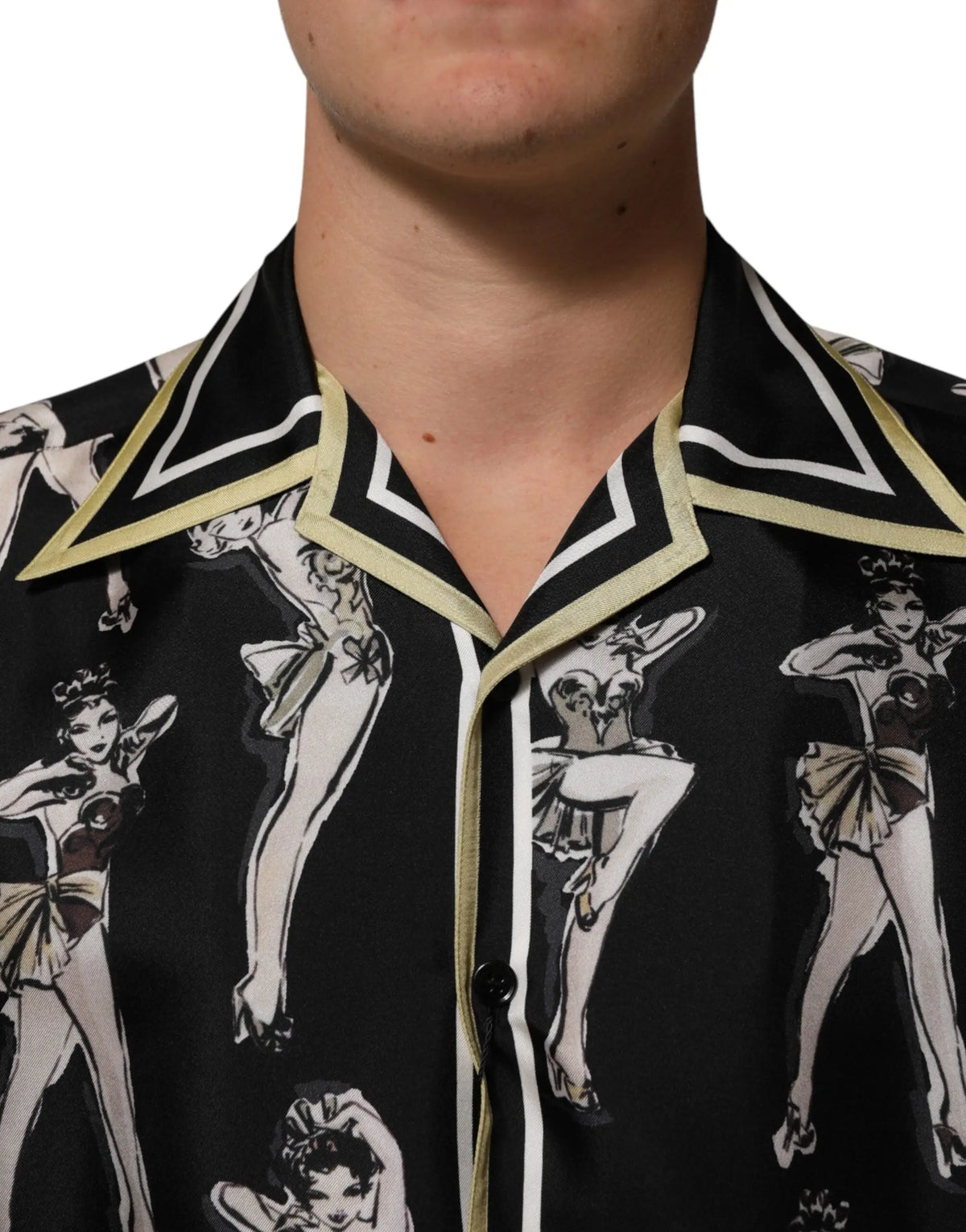 Chemise noire dolce & gabbana en soie avec imprimé pin up stylisé blanc crème et col plastron or élégant