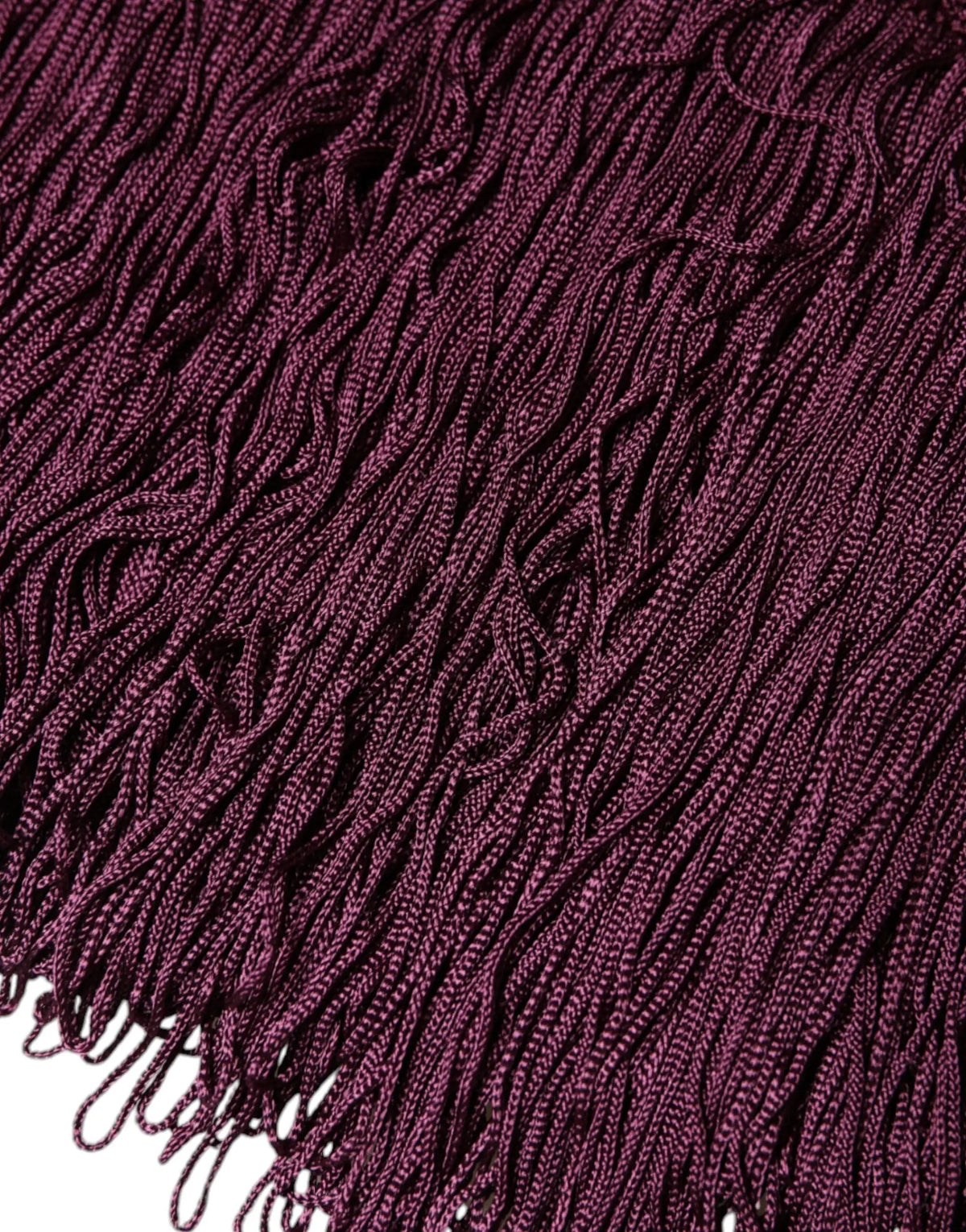 Frange bordeaux foncé en fils fins et serrés sur robe midi douce et gabanna en soie noire à pois et col v avec tassels