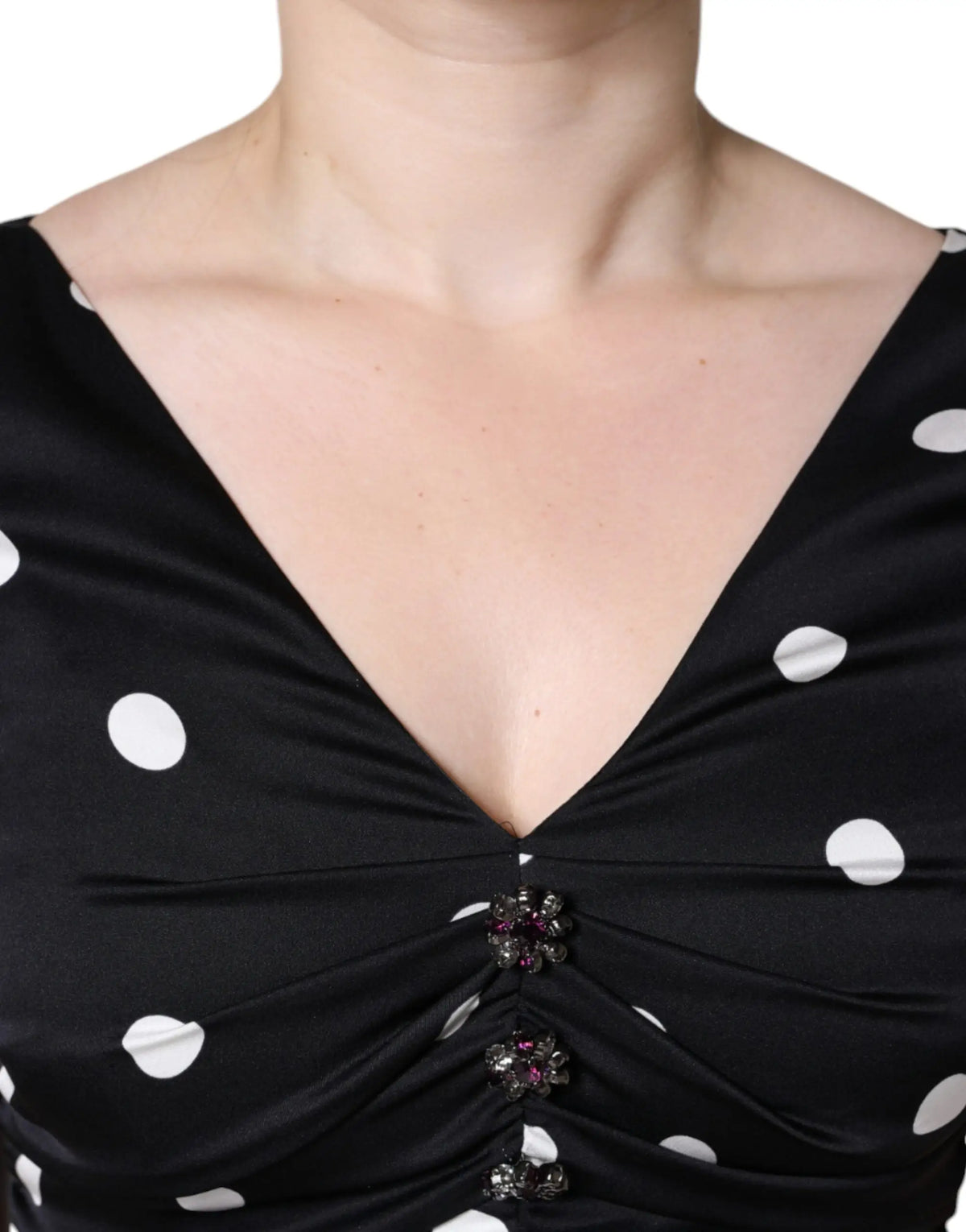 Robe midi en satin noir dolce gabbana avec pois blancs et broche florale centrale en soie
