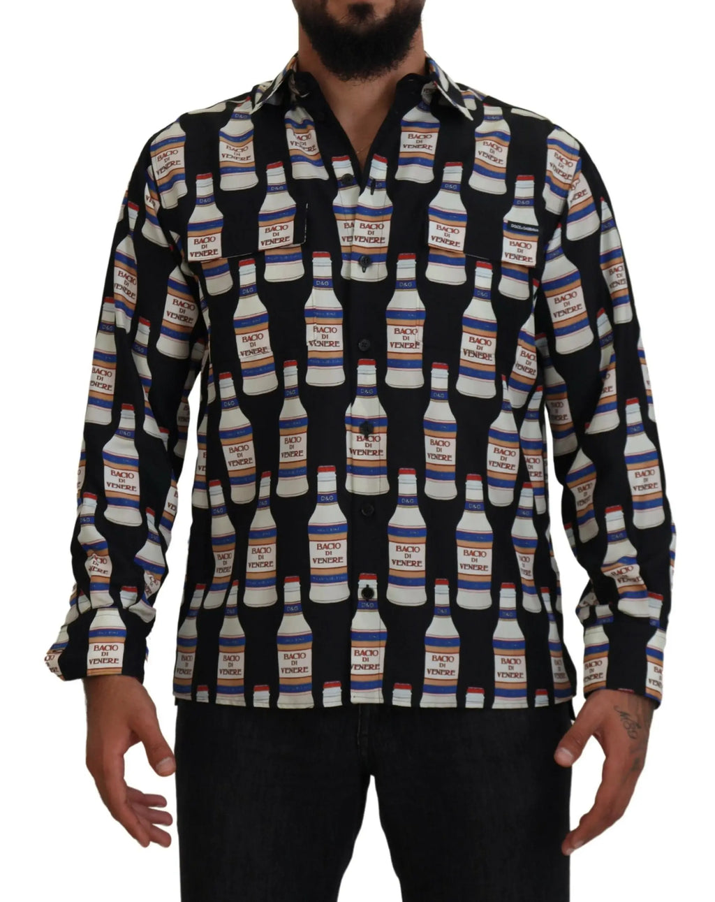 Chemise homme noire en soie dolce gabbana à manches longues avec motif répétitif de bouteilles de bière blanches racco di venere et accents rouge bleu or