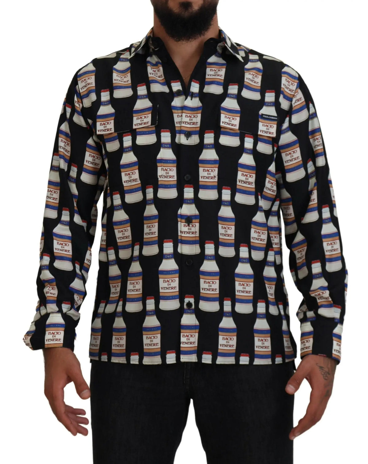 Chemise homme noire en soie dolce gabbana à manches longues avec motif répétitif de bouteilles de bière blanches racco di venere et accents rouge bleu or