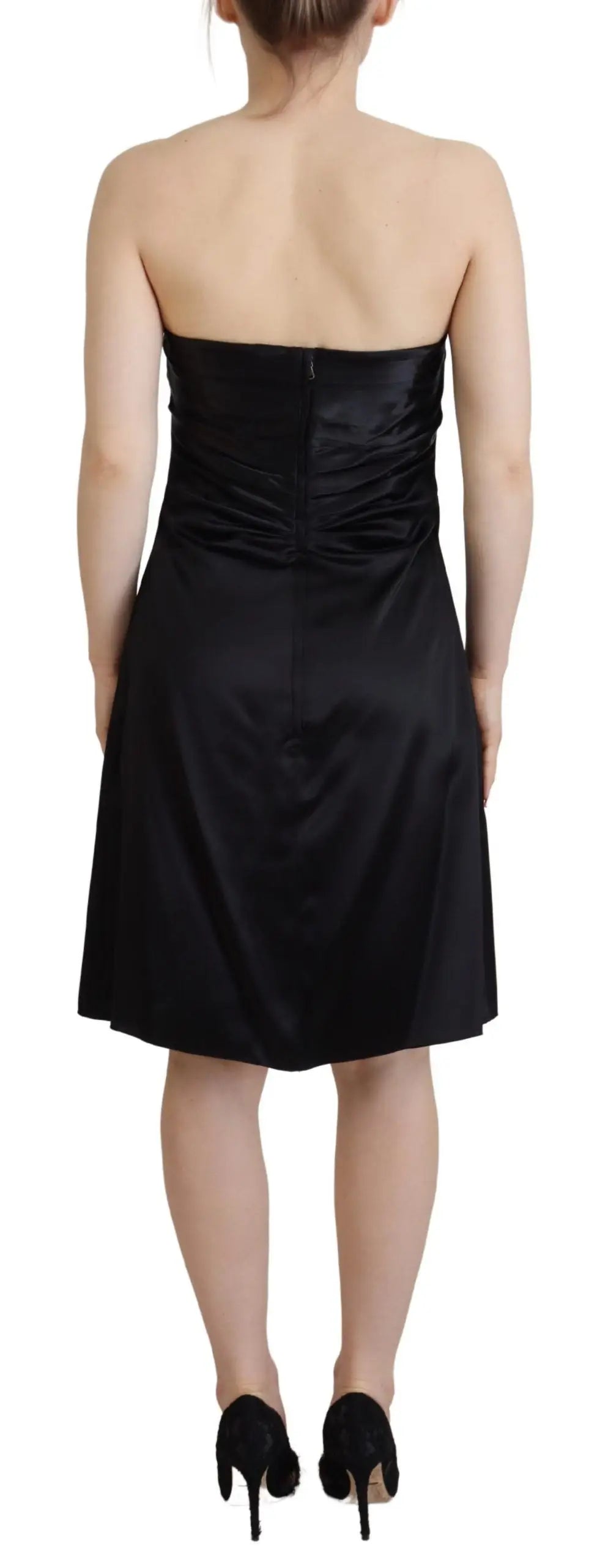 Dos de robe noire en satin noir dolce gabbana avec dos froncé et jupe évasée en soie courte pour soirée