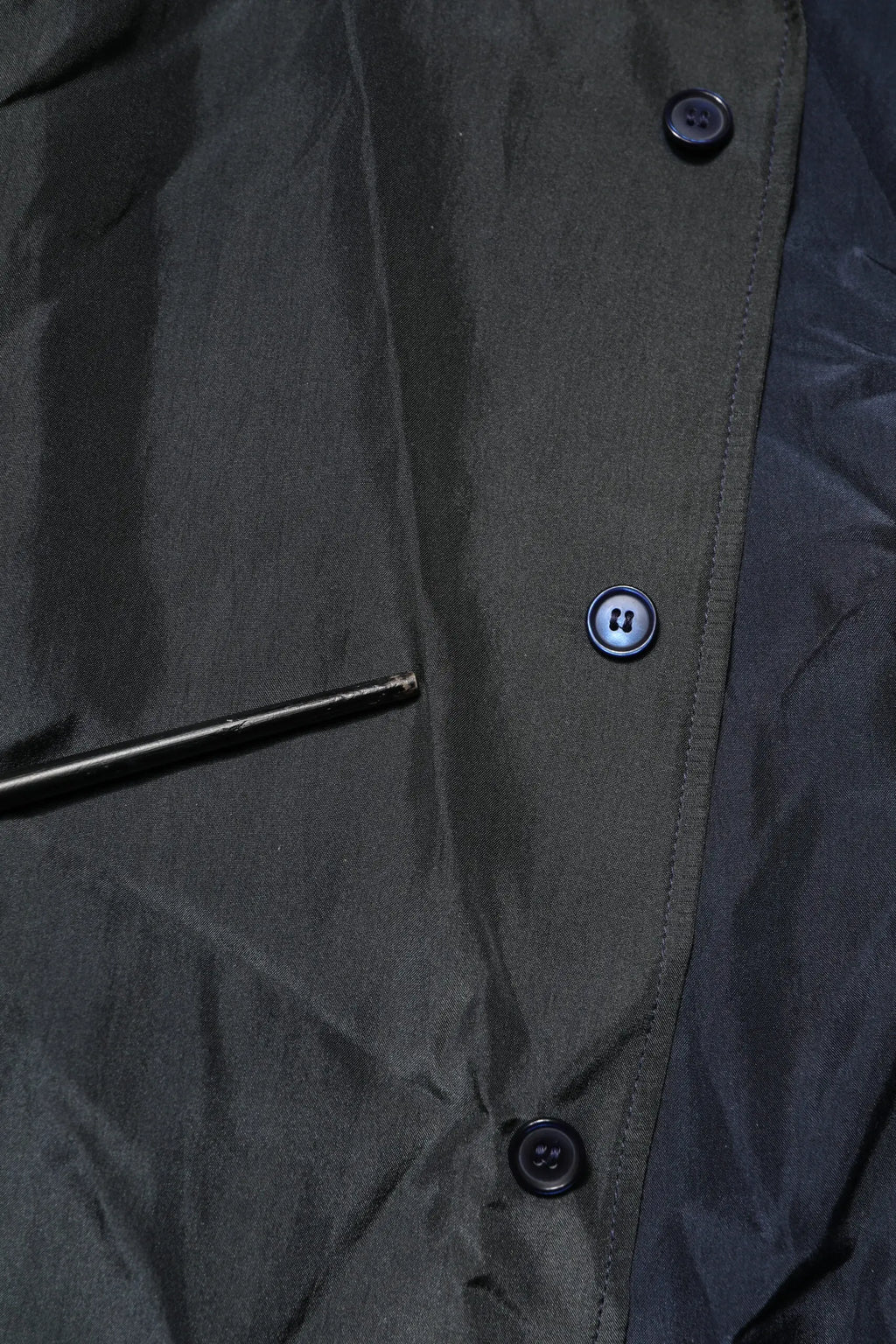 Chemise homme casual dolce & gabbana en soie noire manches courtes avec boutons noirs et tissu vert foncé brillant