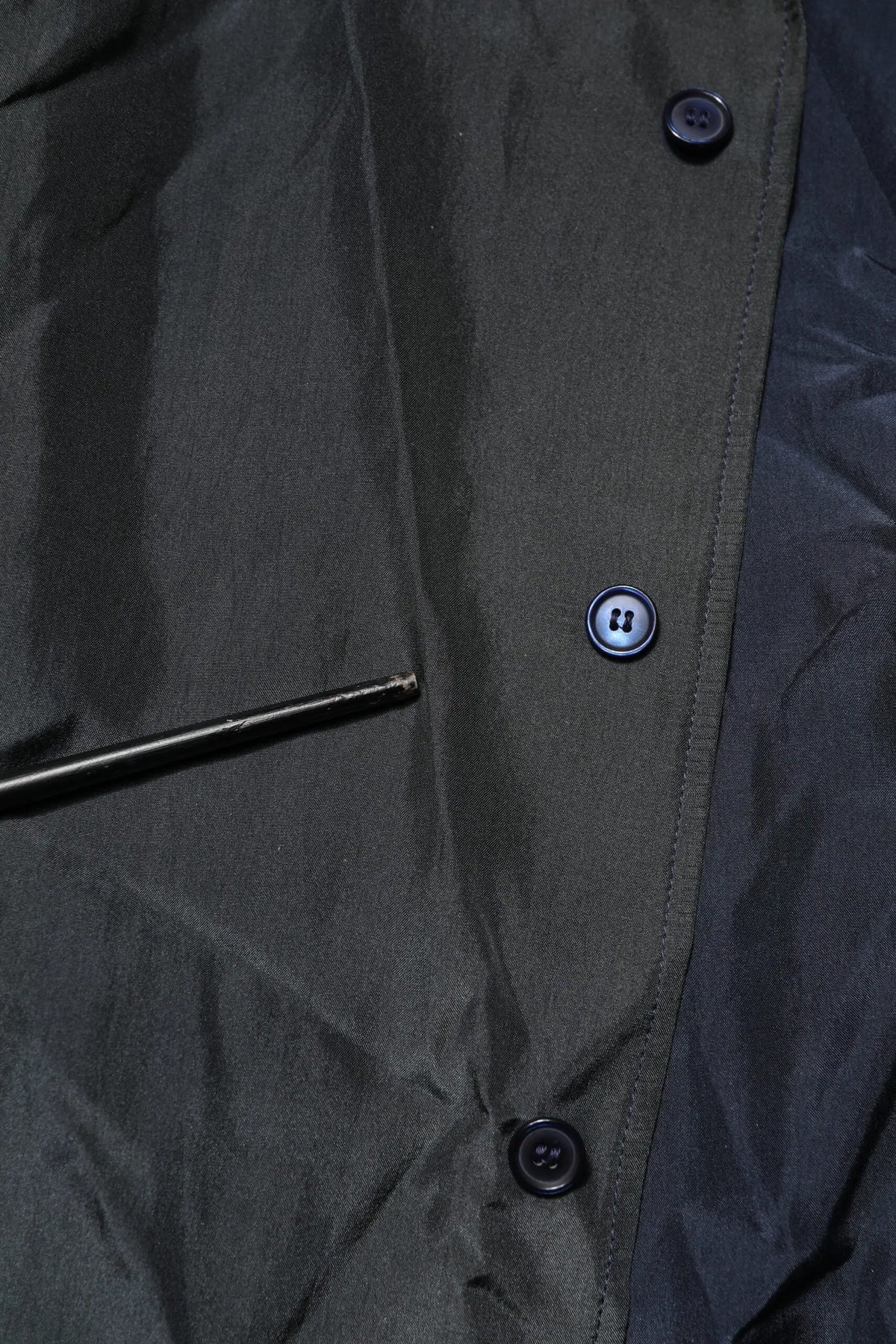 Chemise homme casual dolce & gabbana en soie noire manches courtes avec boutons noirs et tissu vert foncé brillant