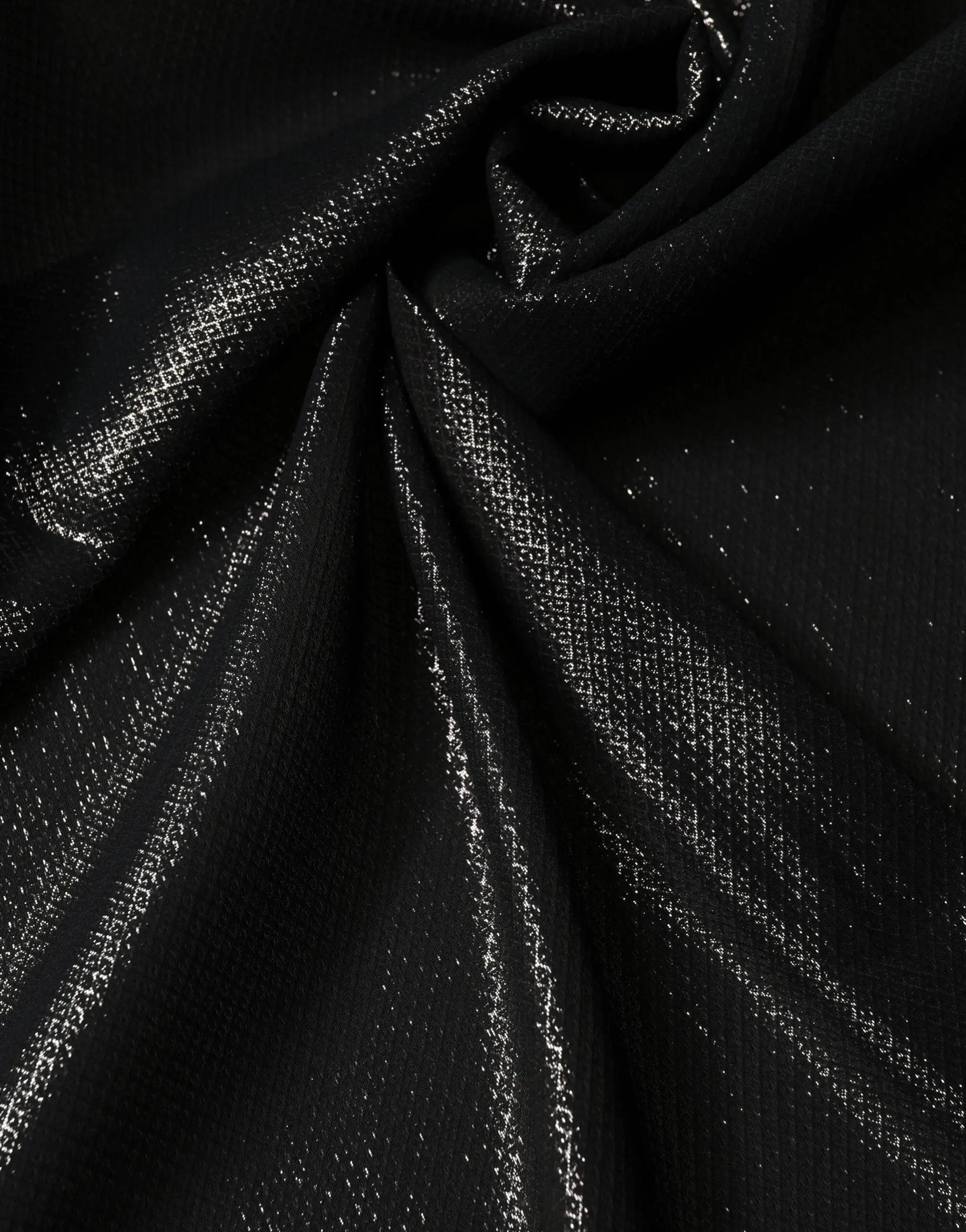 Étole foulard carré dolce & gabbana en soie noire avec motif géométrique argenté subtil et scintillant