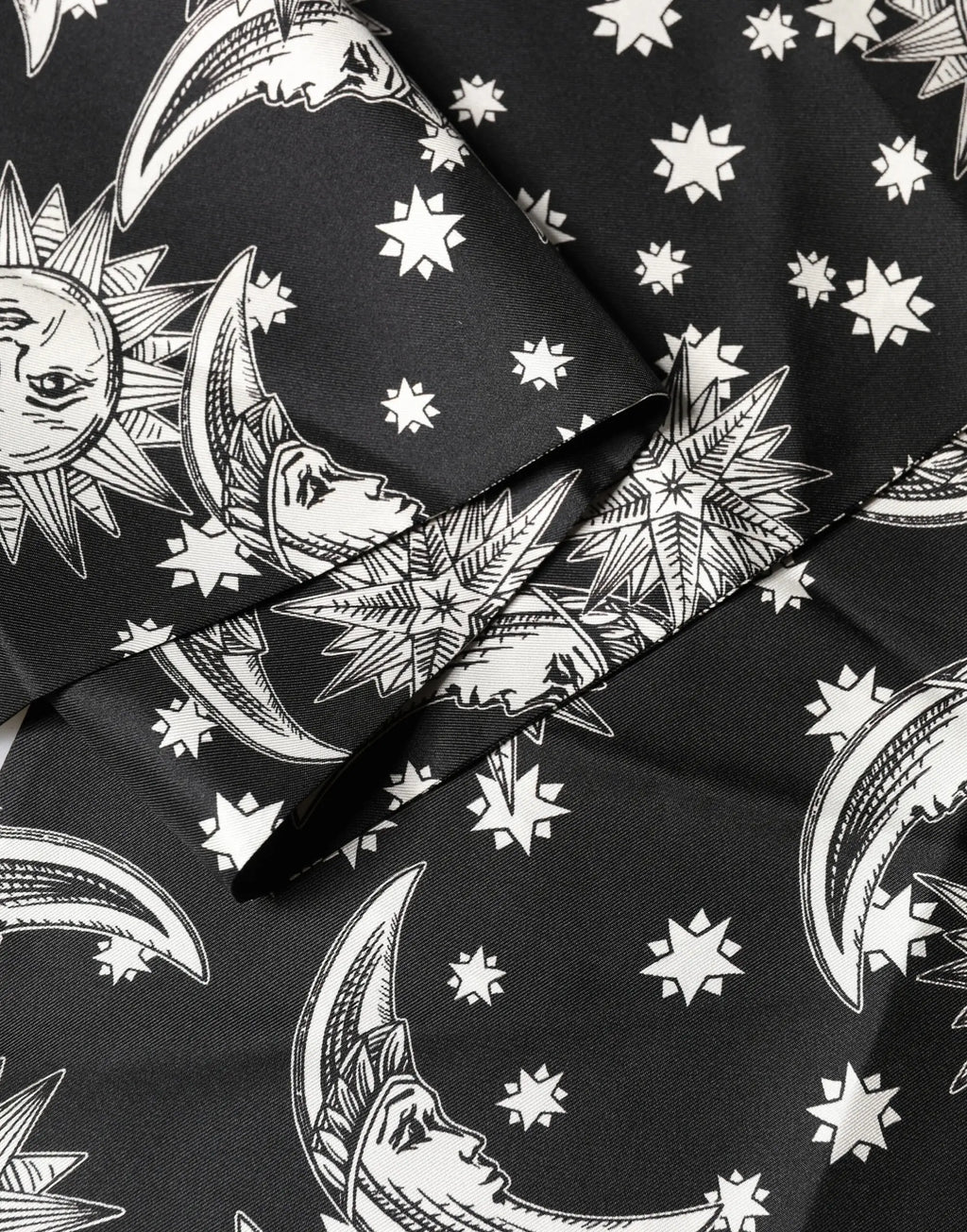 Écharpe foulard noir en soie dolce & gabbana avec motif céleste blanc lune soleil étoiles et franges 178x33 cm