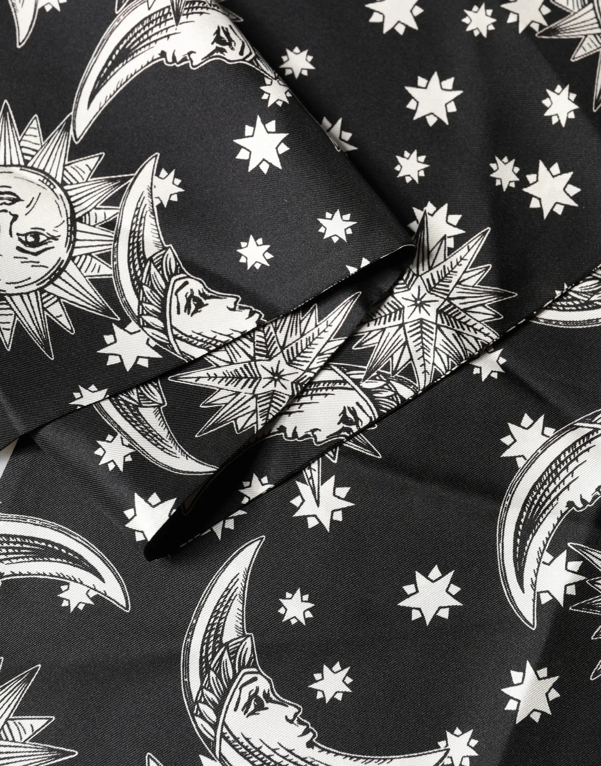 Écharpe foulard noir en soie dolce & gabbana avec motif céleste blanc lune soleil étoiles et franges 178x33 cm