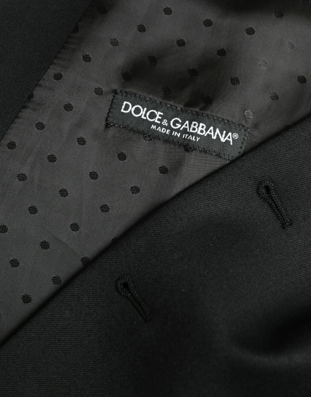 Étiquette noire dolce amp gabbana avec texte blanc sur tissu en soie à pois subtils pour veste robe formelle