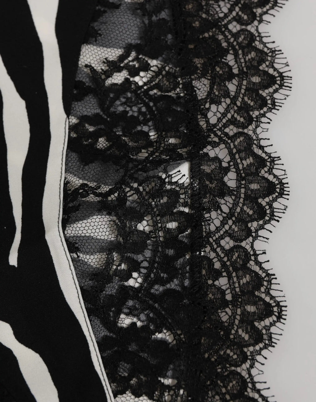 Bordure en dentelle florale noire avec bords festonnés pour culotte taille haute en soie à imprimé zèbre dolce gabbana