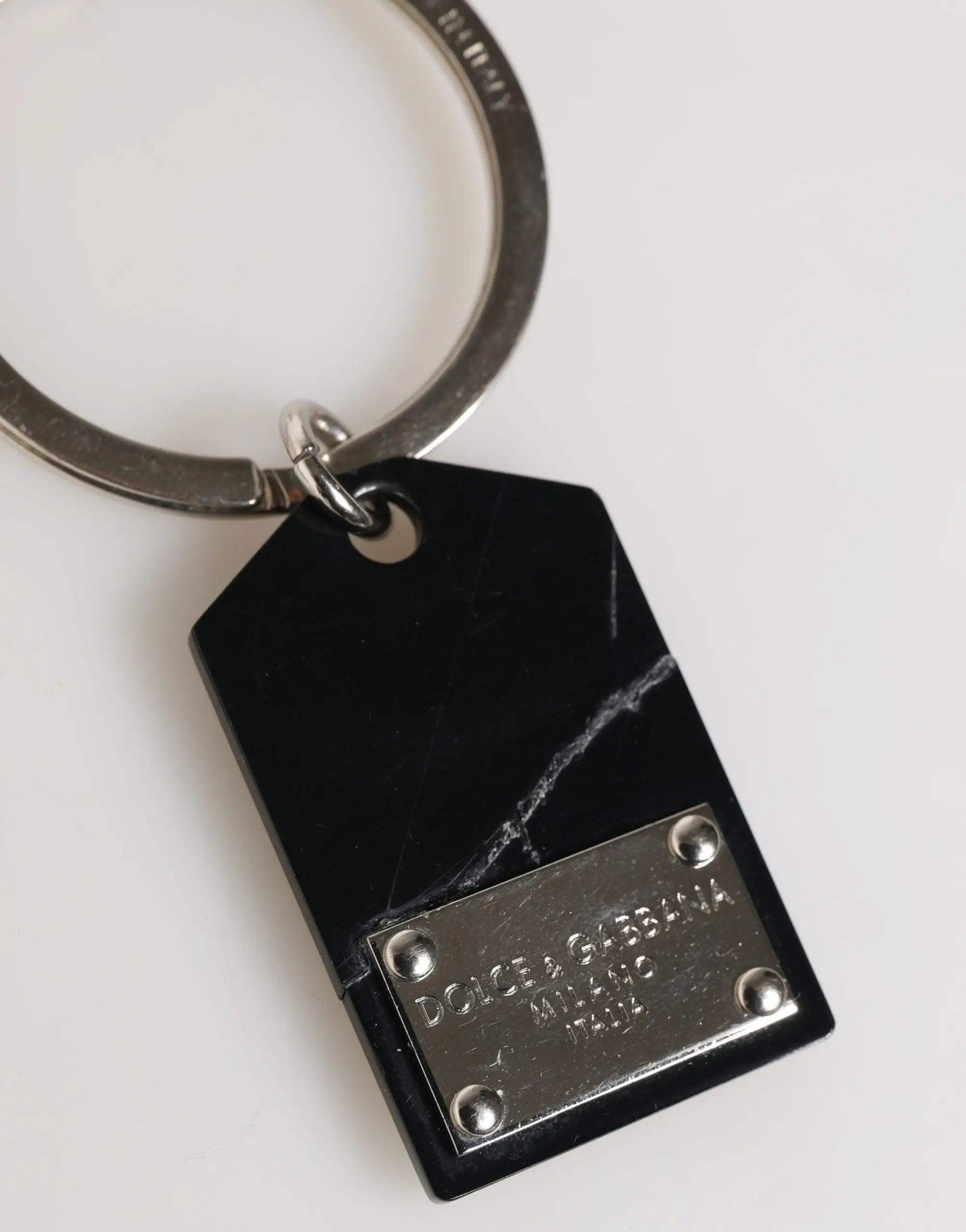 Porte-clés dolce & gabbana en marbre noir avec plaque en métal argentée gravée milano made in italy
