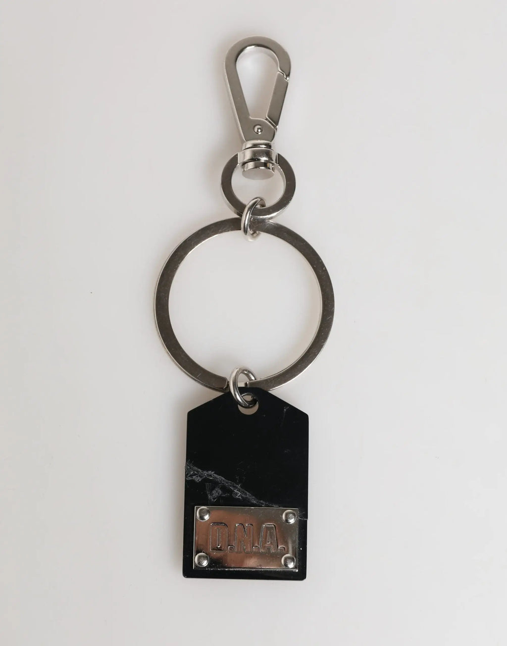 Porte-clés dolce & gabbana en marbre noir avec plaque logo argentée en laiton dna et anneau métallique