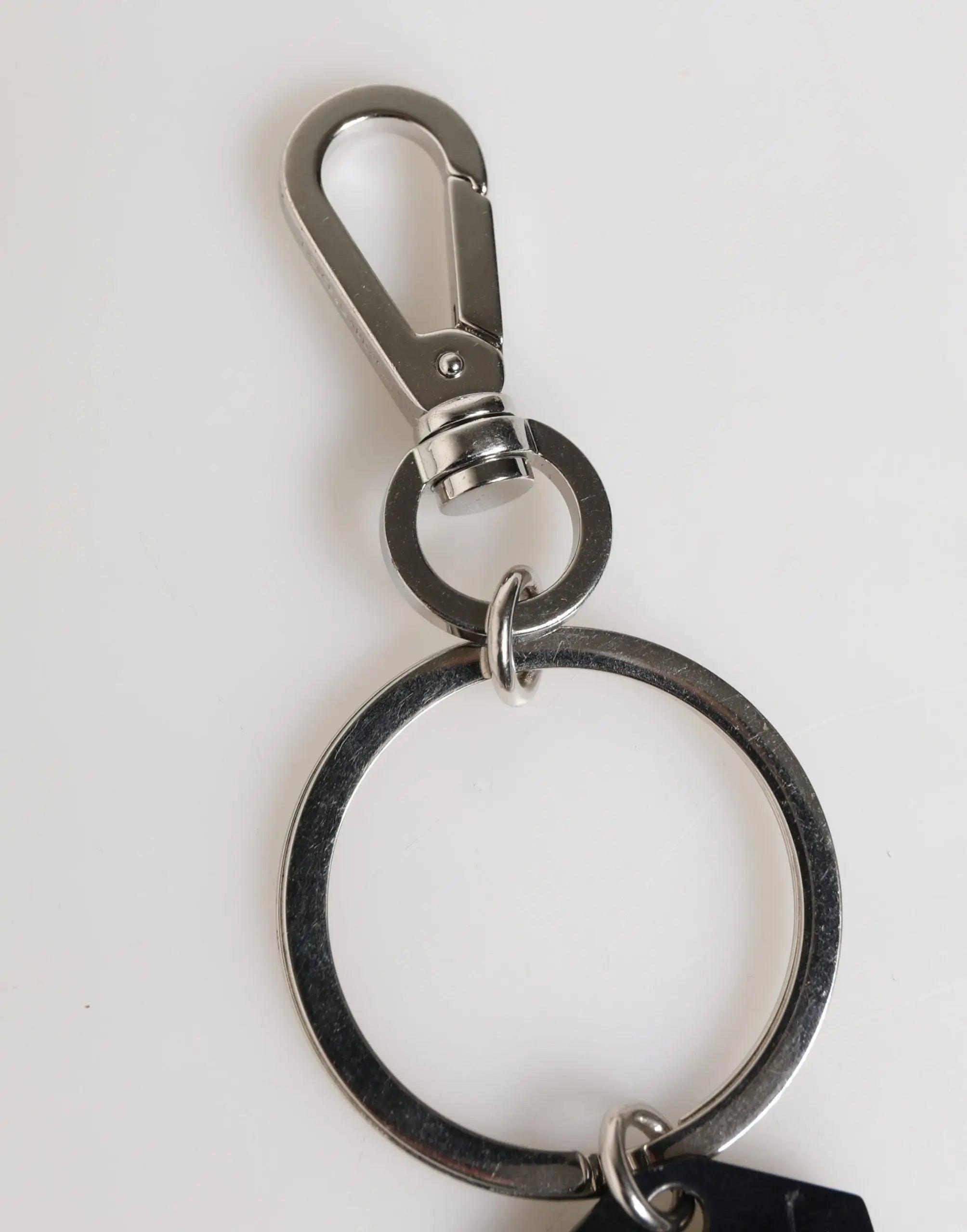 Porte-clés dolce & gabbana en métal noir et argent avec logo en laiton et mousqueton robuste en argent