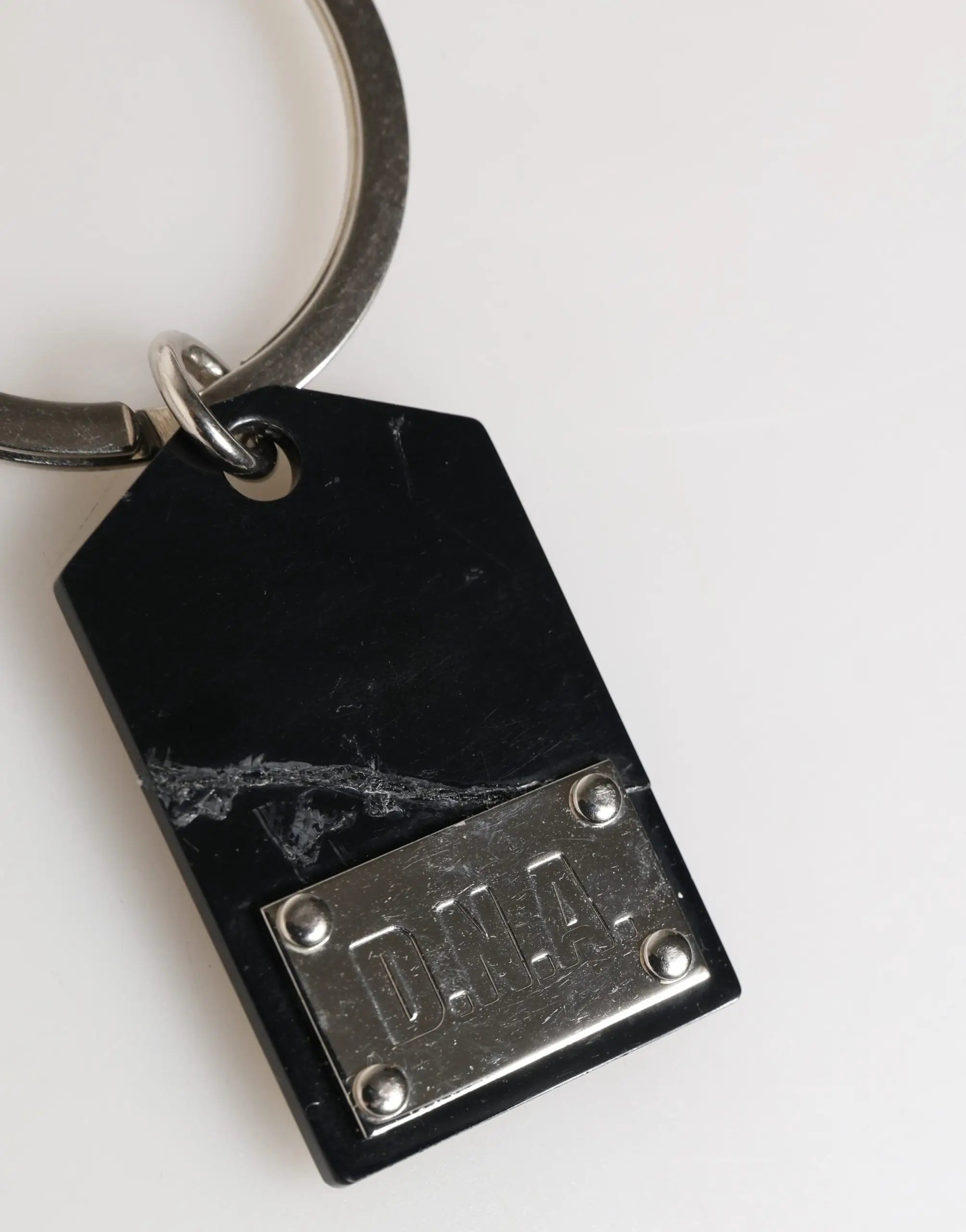 Dolce & gabbana porte-clés anneau en métal noir avec plaque en laiton argent gravée dha et vis de fixation