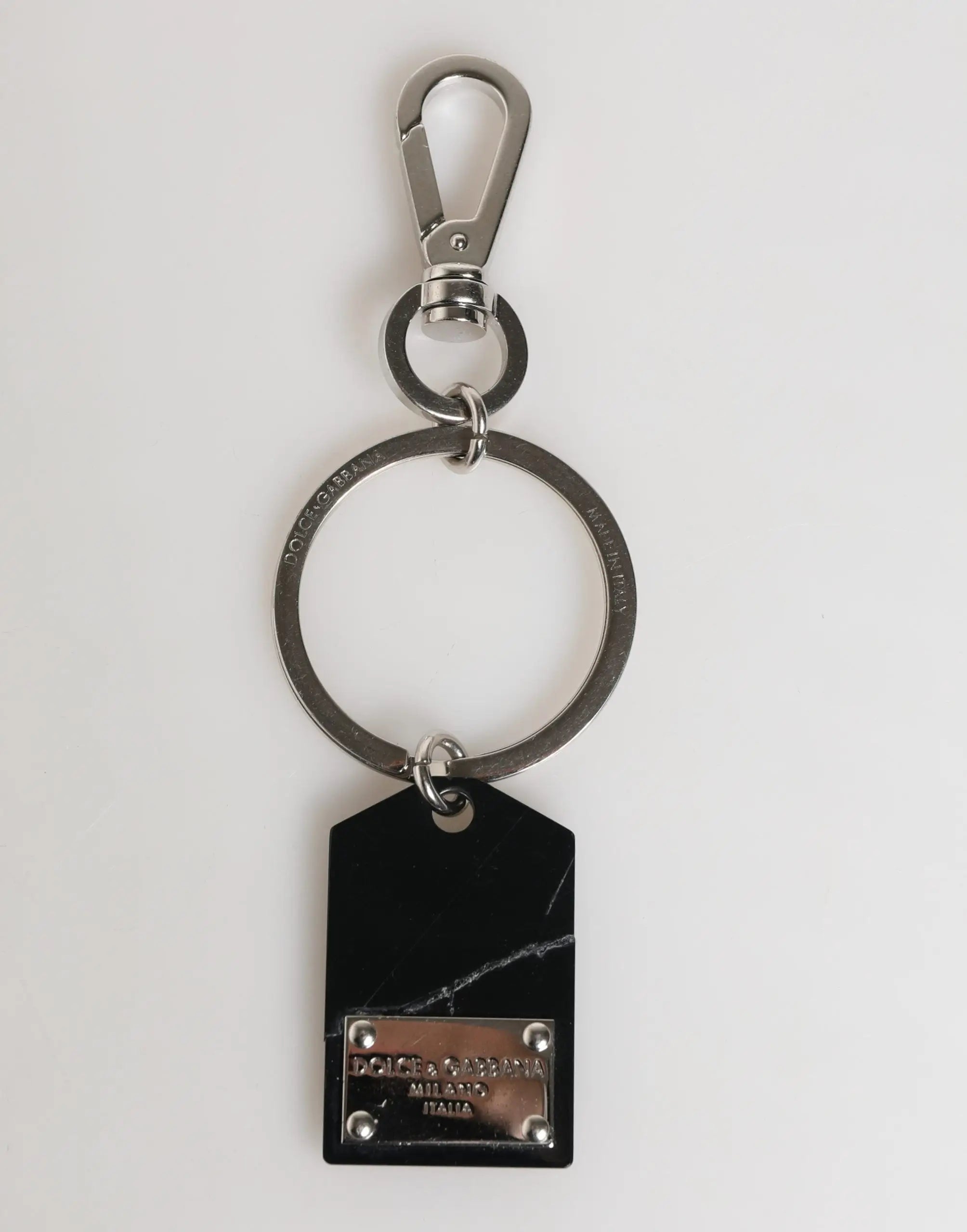 Porte-clés dolce & gabbana en marbre noir avec plaque en laiton gravée argentée et anneau métal