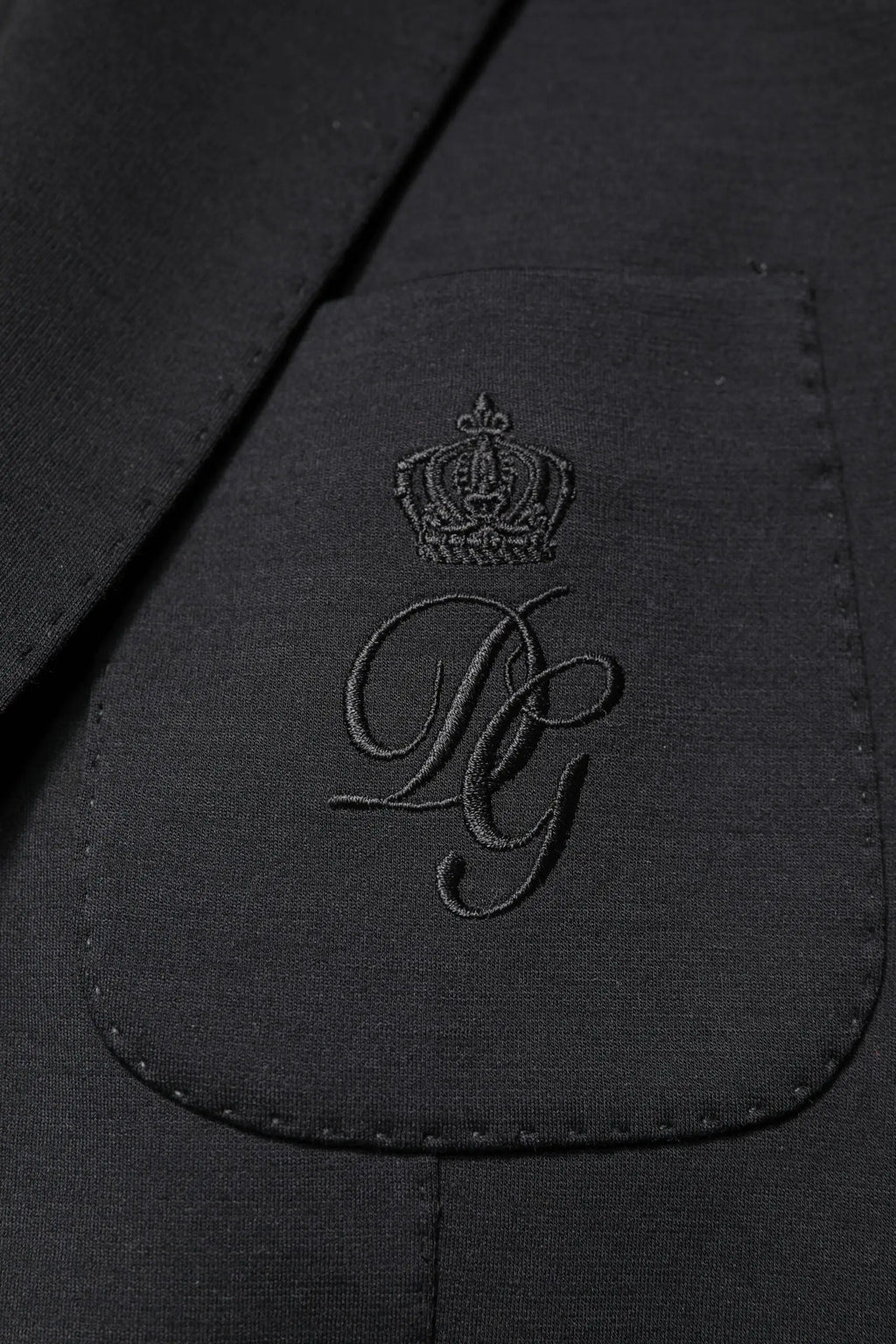 Pochette noire brodée avec couronne et initiales monogrammées pour blazer homme dolce & gabbana noir simple boutonnage