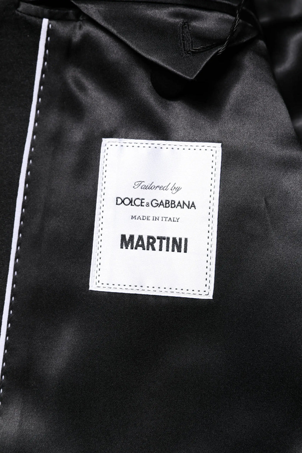 Intérieur en satin noir d un manteau homme dolce gabbana martini avec étiquette blanche tailored by dolce gabbana made in italy martini