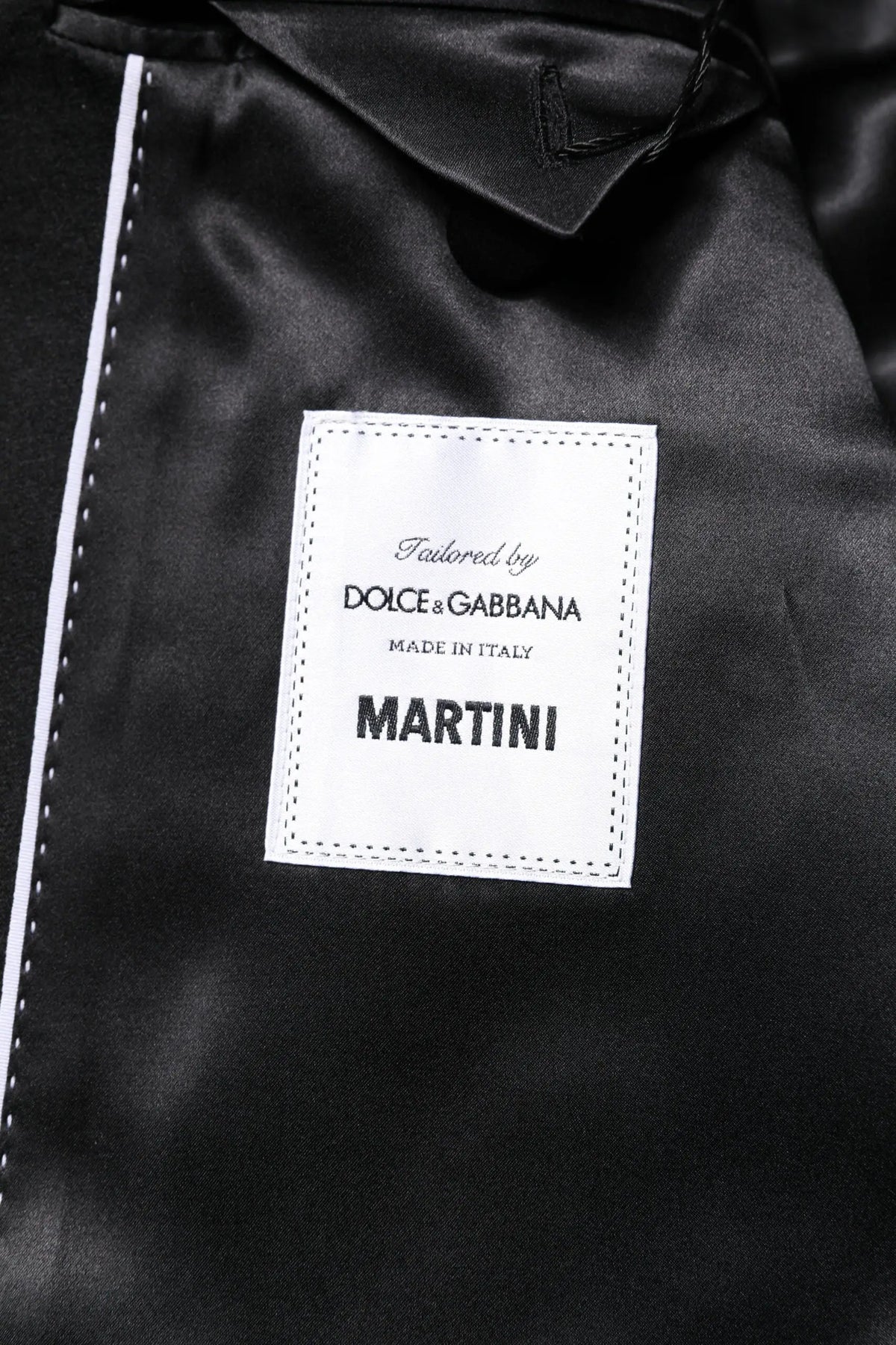 Intérieur en satin noir d un manteau homme dolce gabbana martini avec étiquette blanche tailored by dolce gabbana made in italy martini