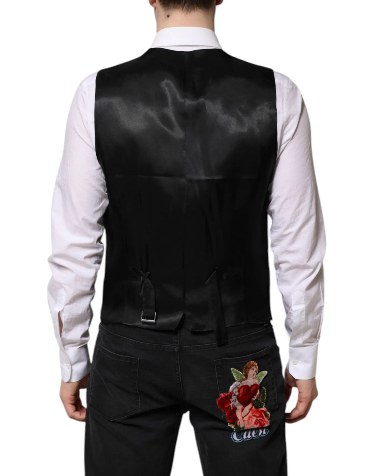 Dos d un gilet noir en satin dolce & gabbana avec un subtil éclat et un motif d ange brodé