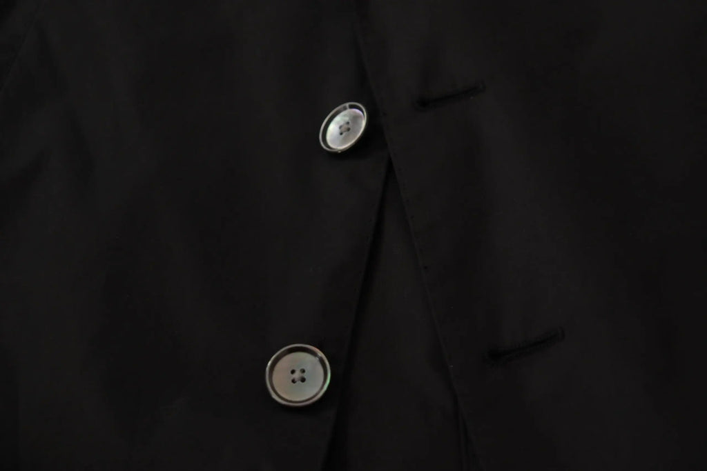 Bouton argenté rond à quatre trous avec bord métallique assorti sur blazer noir dolce & gabbana taormina