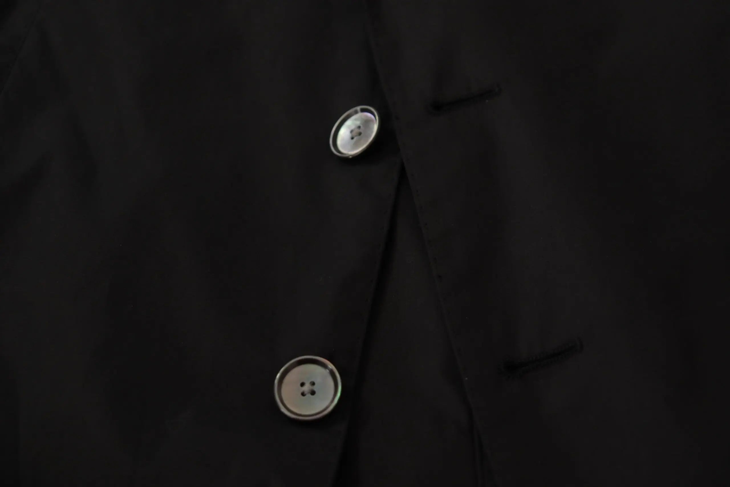 Bouton argenté rond à quatre trous avec bord métallique assorti sur blazer noir dolce & gabbana taormina