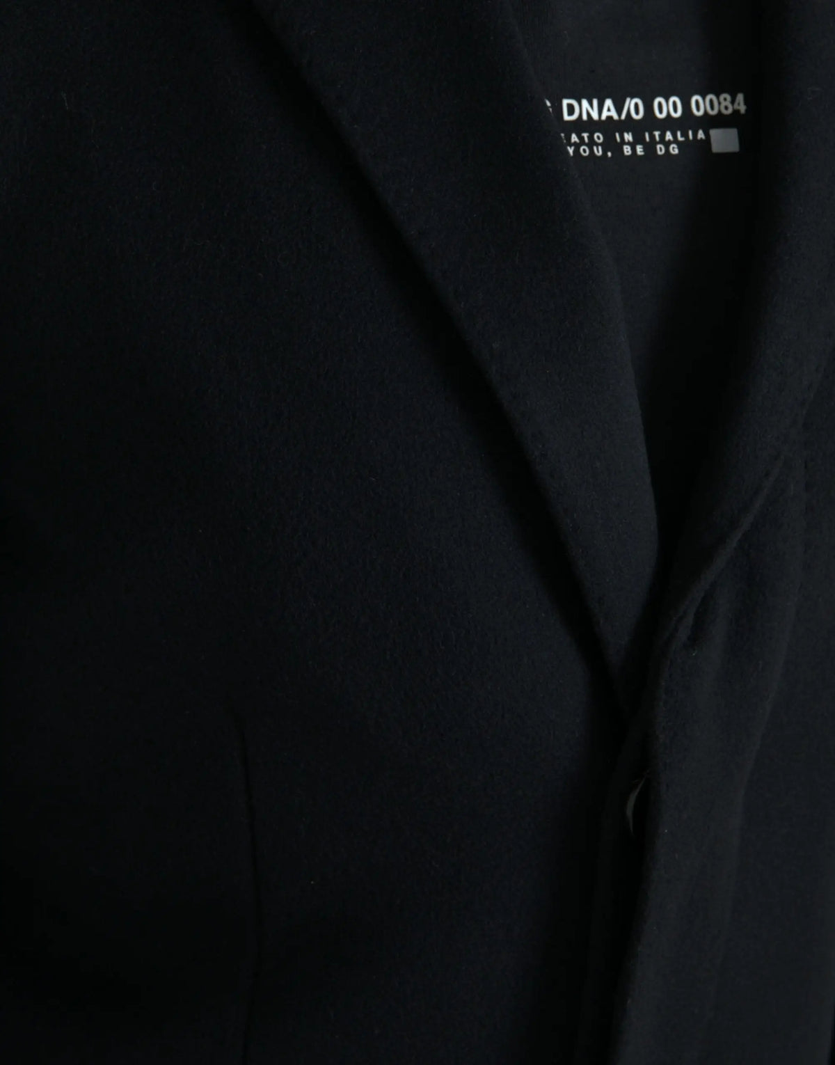 Veste trench noire dolce & gabbana en blazer avec une légère brillance et étiquette minimaliste dna 0 00 0084