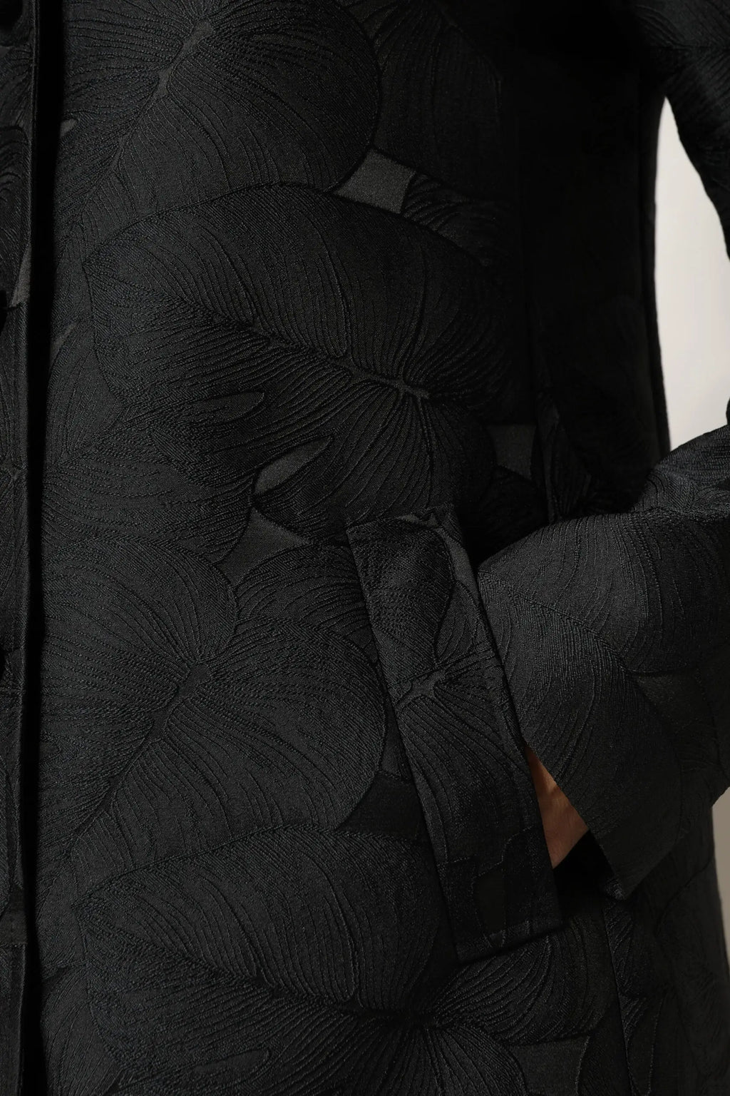Dolce & Gabbana manteau trench noir matelassé avec motif feuille texturé vue de dos
