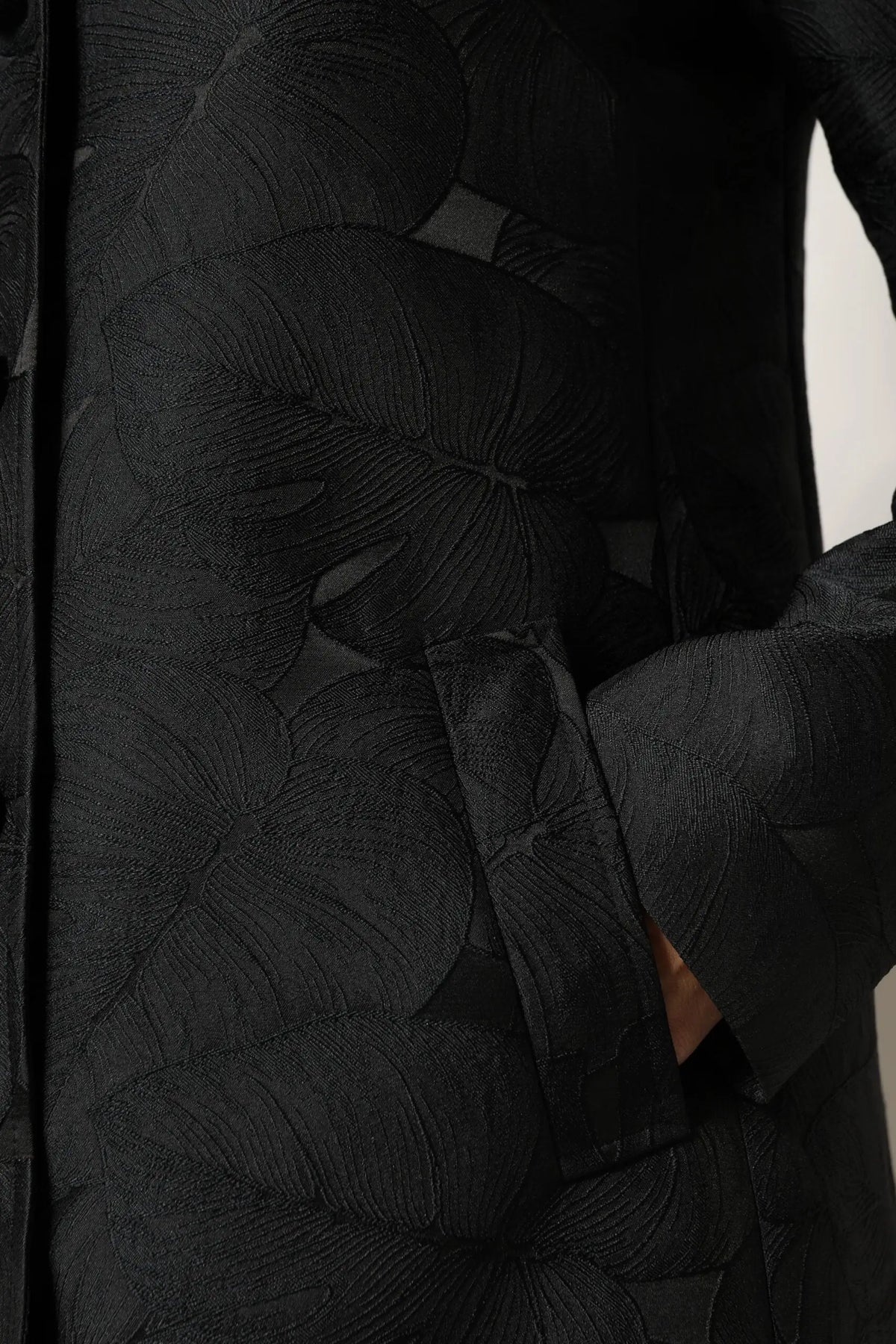 Dolce & Gabbana manteau trench noir matelassé avec motif feuille texturé vue de dos