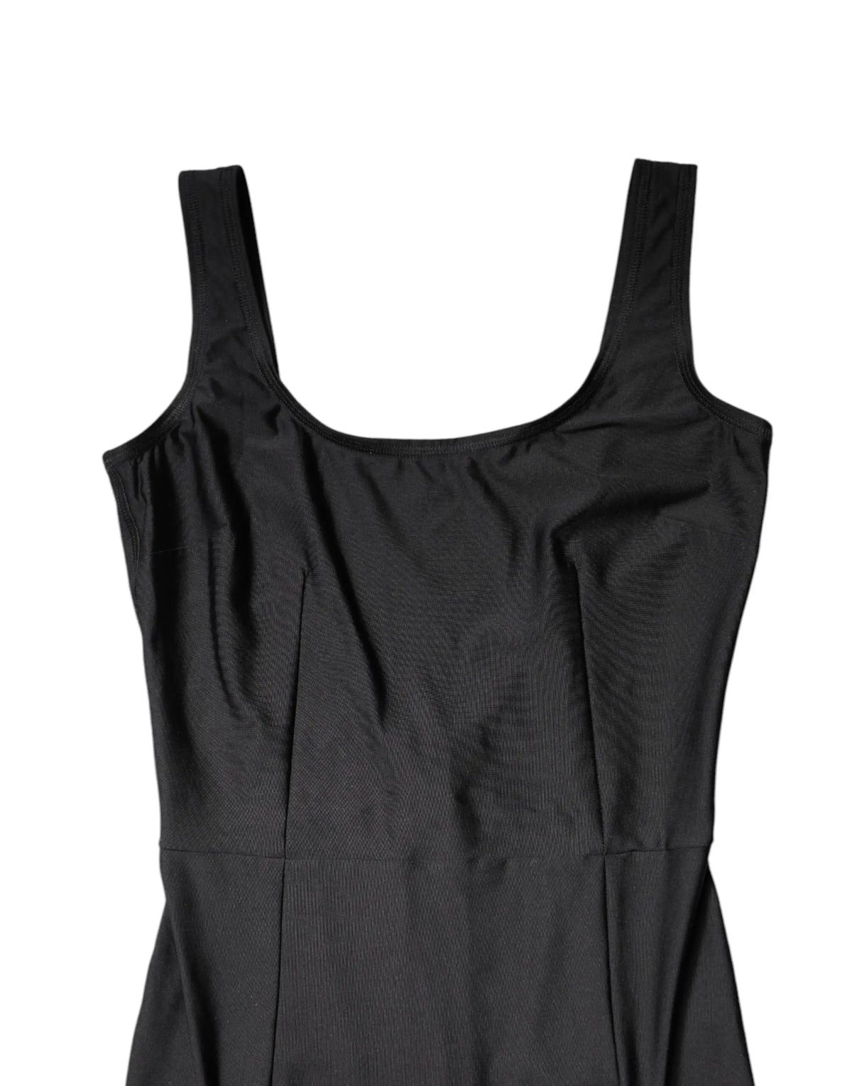 Dolce gabbana robe noire sans manches en tissu bodycon avec encolure carrée et plis verticaux subtils