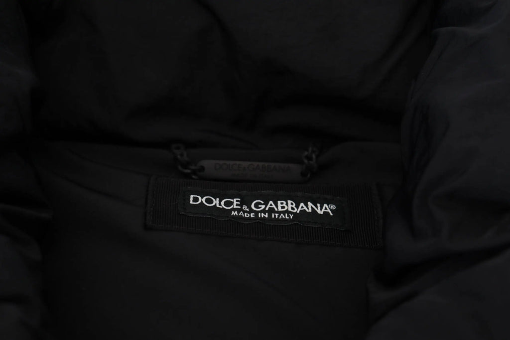 Étiquette noire dolce & gabbana brodée blanche sur veste noire sans manches avec embellissement métallique dg