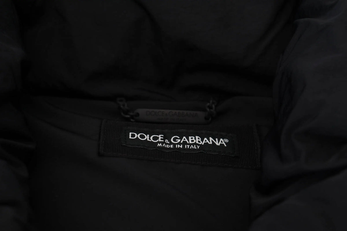 Étiquette noire dolce & gabbana brodée blanche sur veste noire sans manches avec embellissement métallique dg