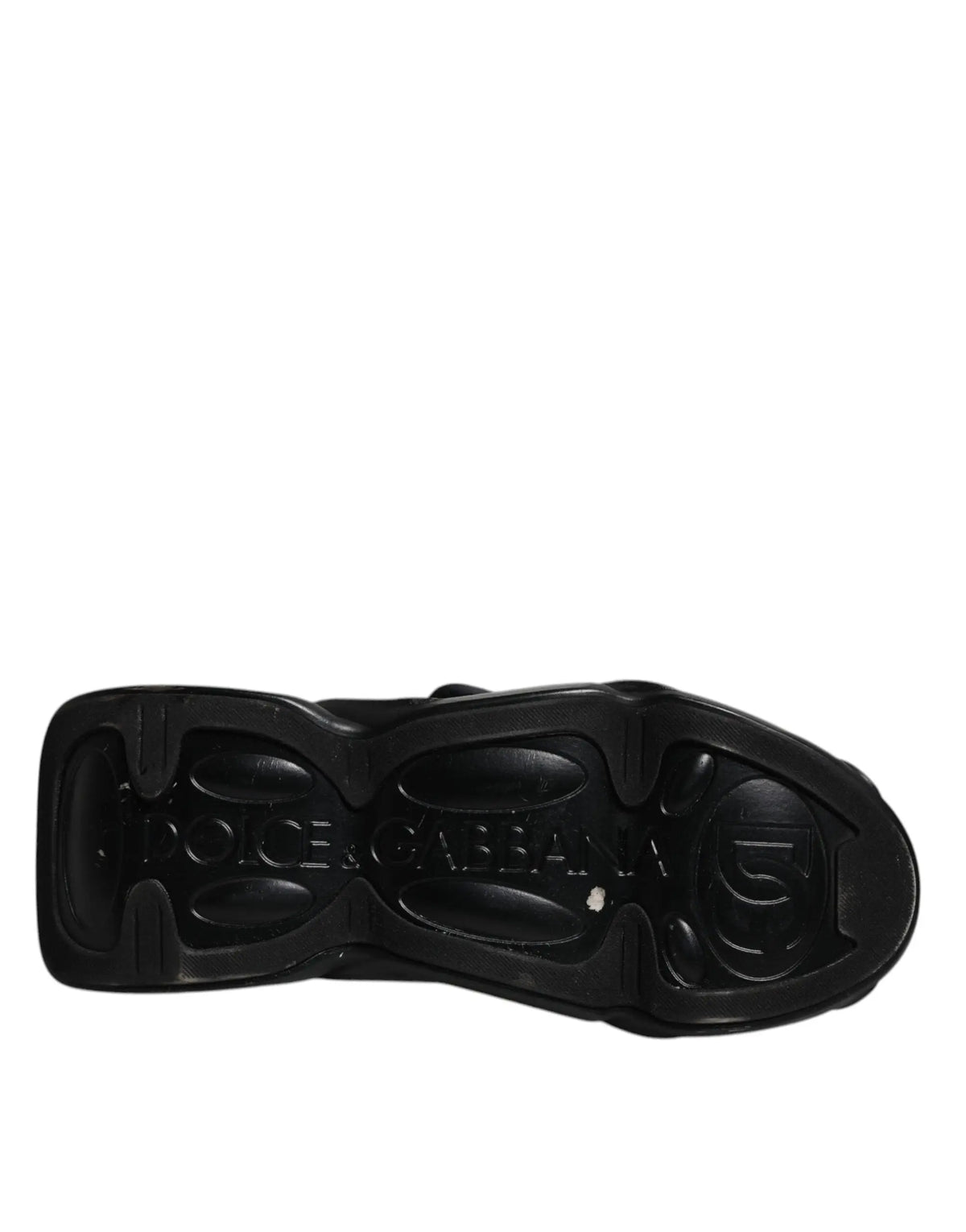 Semelle noire en caoutchouc avec embossage dolce & gabbana et logo stylisé vue arrière des sneakers slip on matelassées