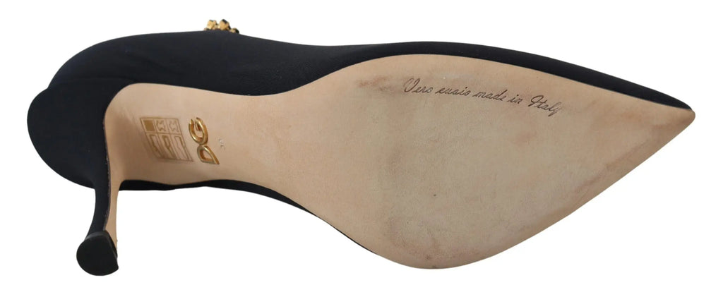 Chaussure à talon dolce & gabbana en satin noir avec talon doré et logo sur la semelle intérieure