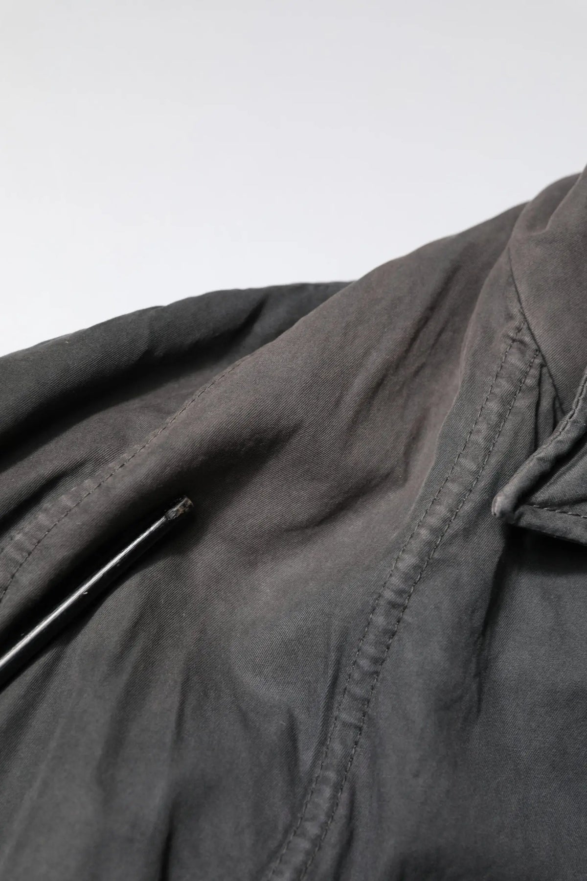 Veste à col noire en coton dolce & gabbana avec tissu gris foncé légèrement froissé et couture visible col et épaule