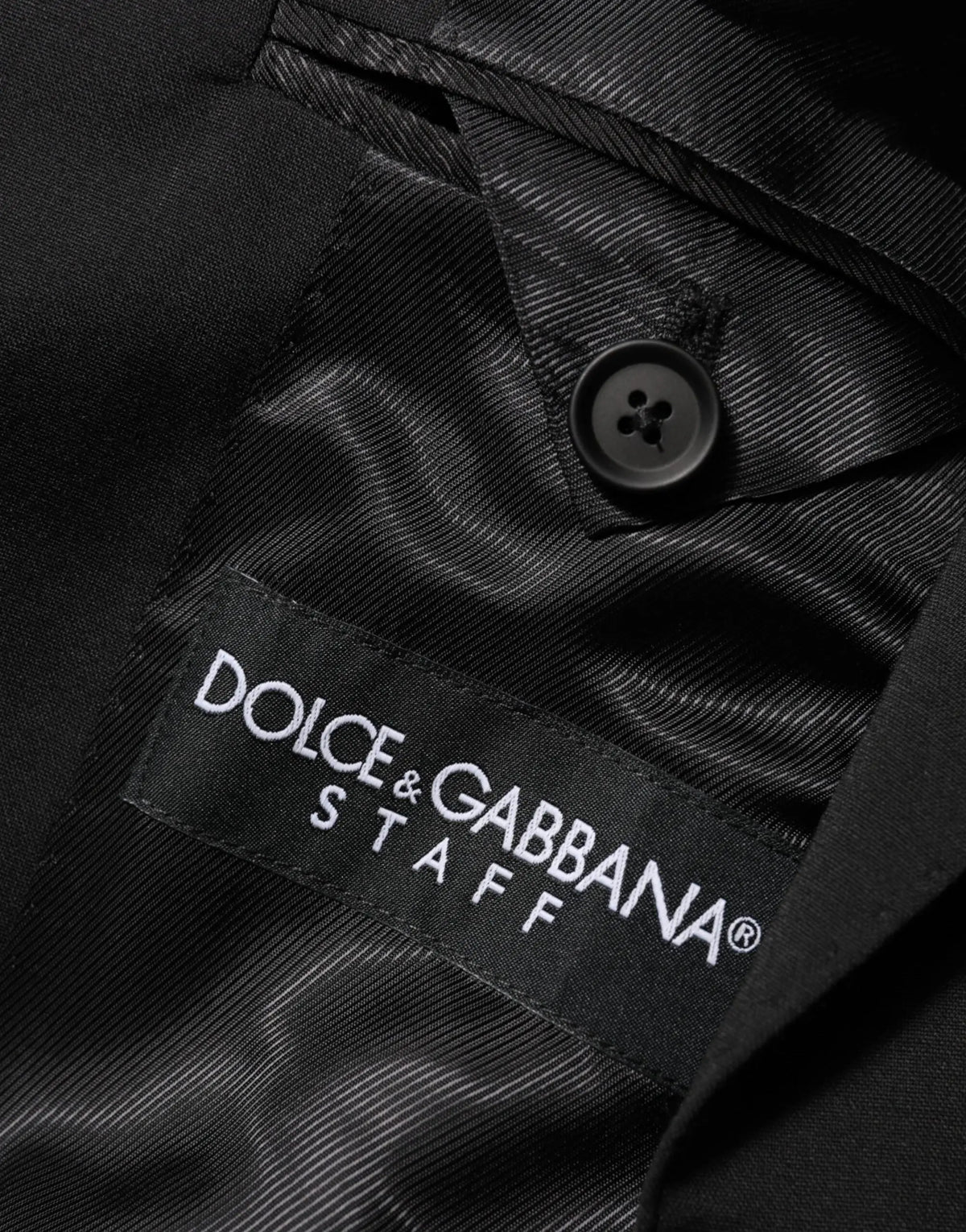Intérieur d’une veste blazer dolce & gabbana noire staff avec étiquette brodée blanche
