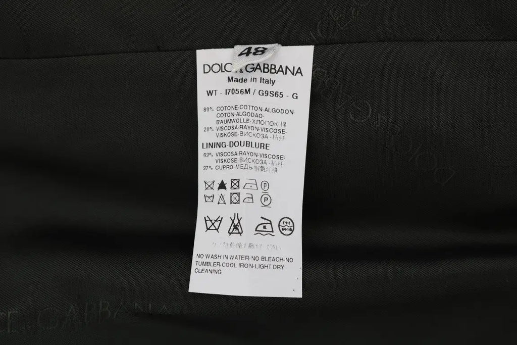 Étiquette d entretien blanche dolce gabbana avec texte noir fabriquée en italie pour un gilet rayé en coton noir staff