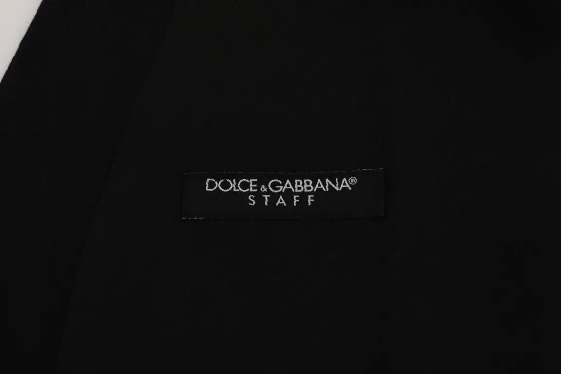 Étiquette staff noire dolce & gabbana brodée blanc sur tissu noir sur un gilet stretch en laine noir