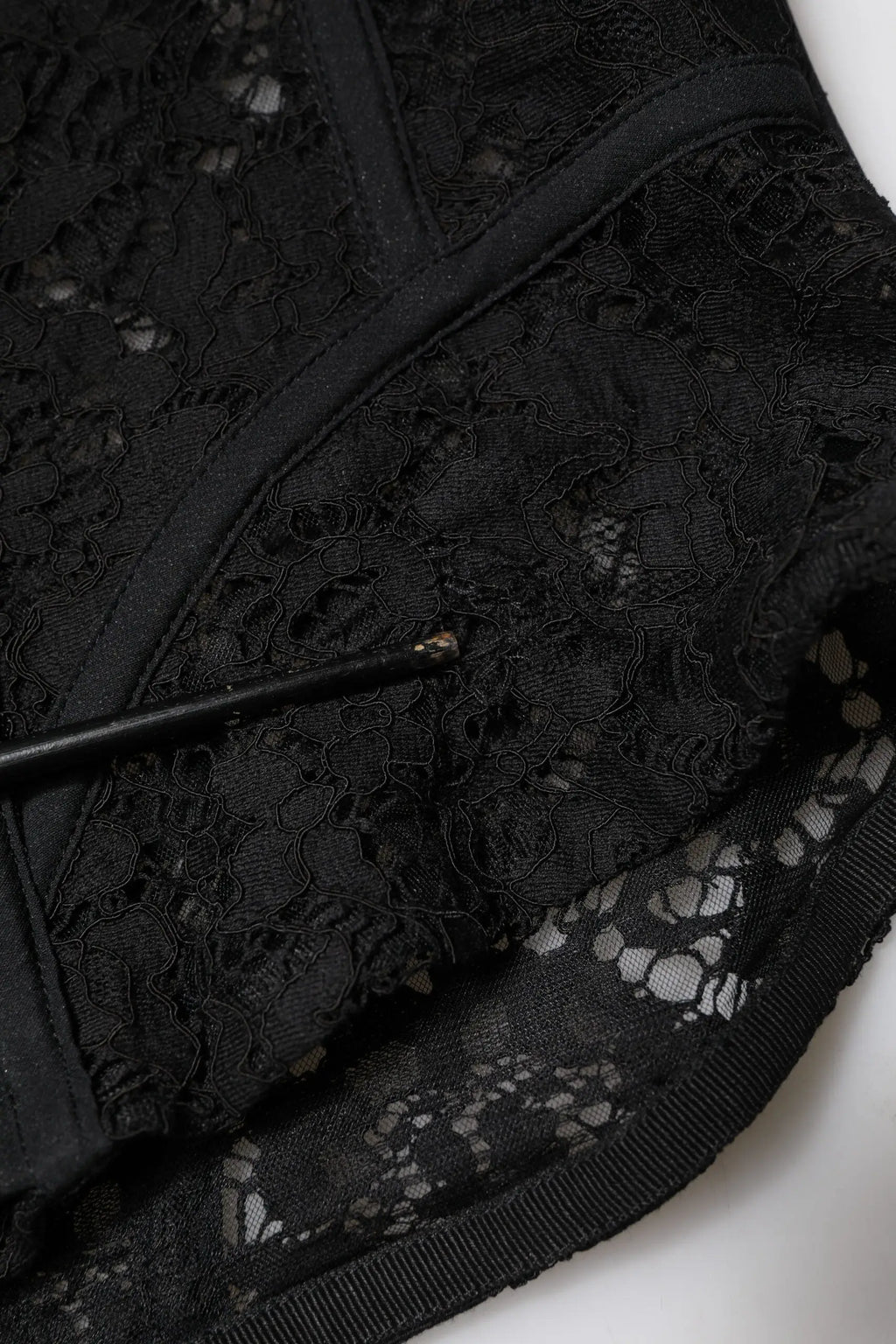 Corset court noir dolce gabbana en dentelle florale avec bordure en satin lisse sans bretelles