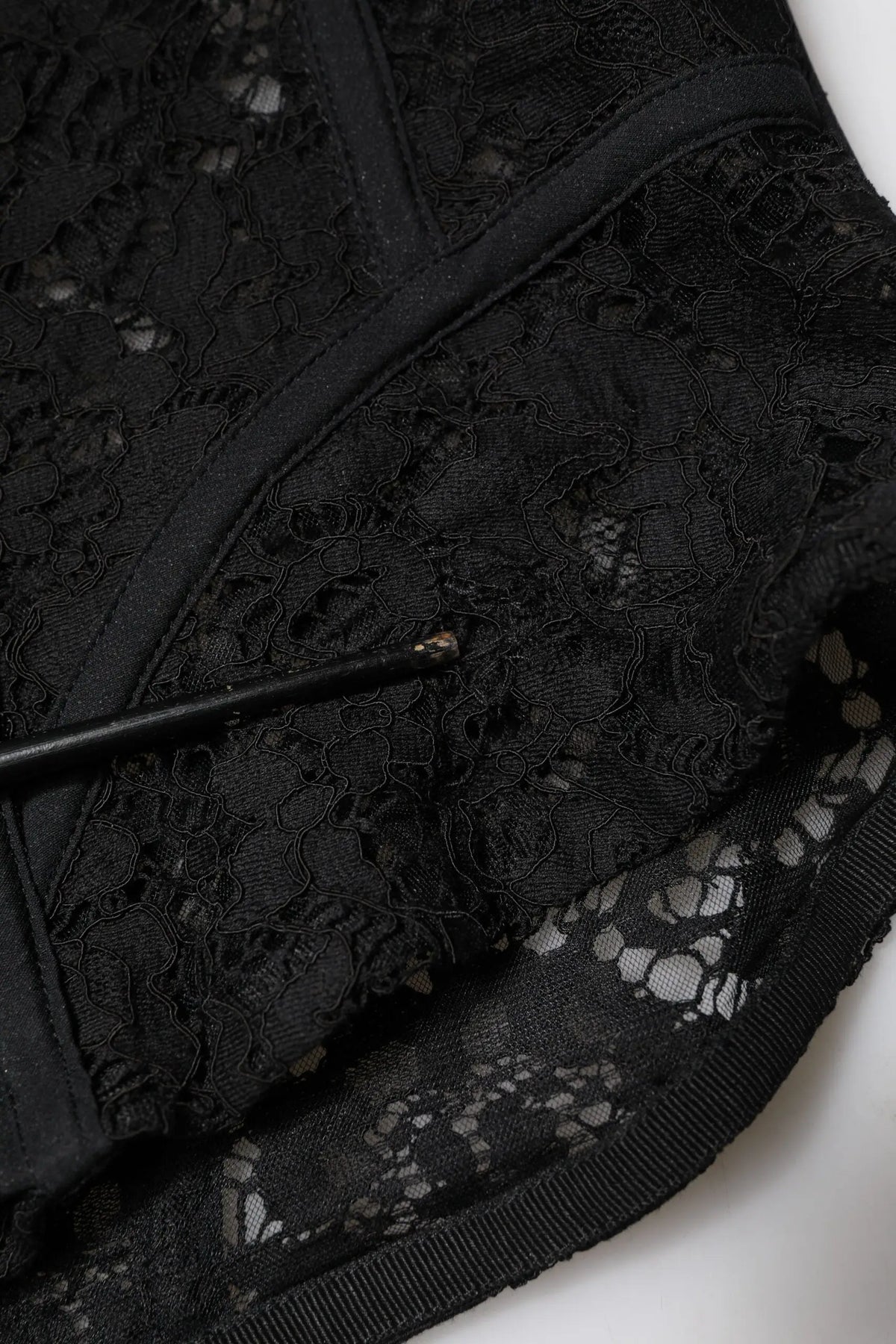 Corset court noir dolce gabbana en dentelle florale avec bordure en satin lisse sans bretelles